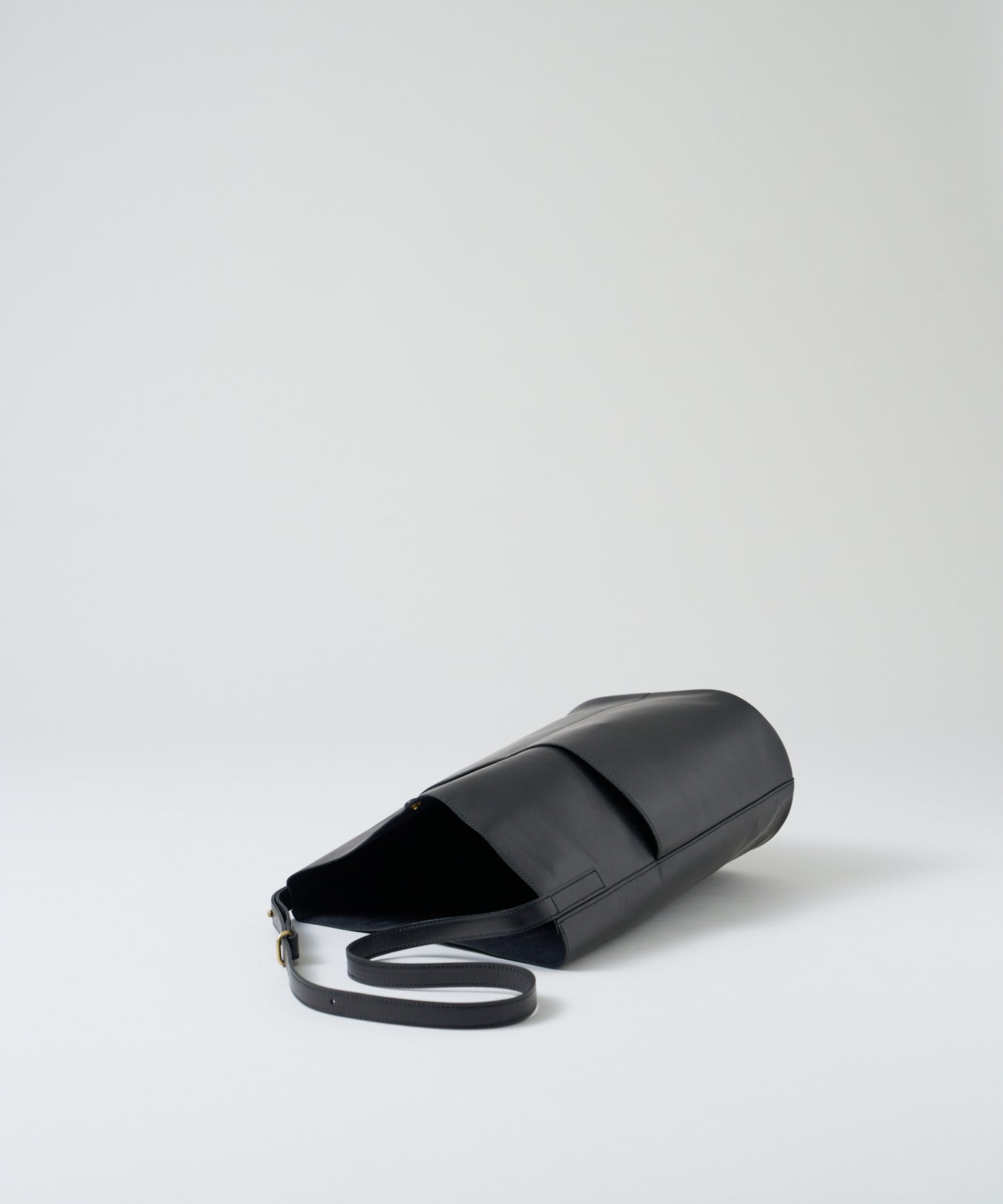 #45/ 光滑路径 / 牛皮“APERTO”