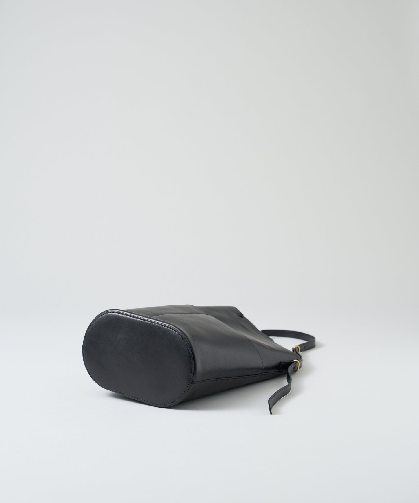 #45/ 光滑路径 / 牛皮“APERTO”