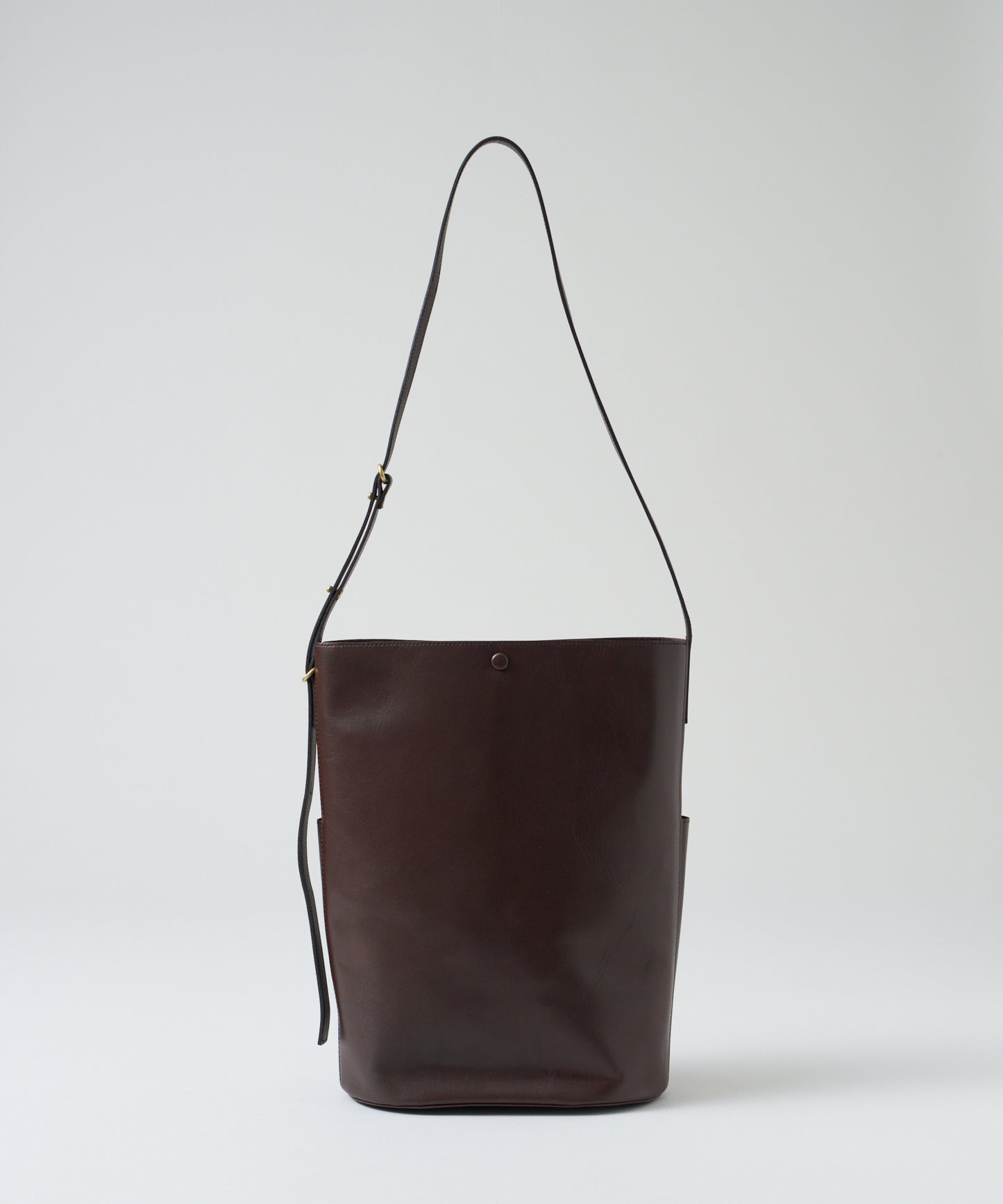 #45/ 光滑路径（苦棕色）/ 牛皮“APERTO”