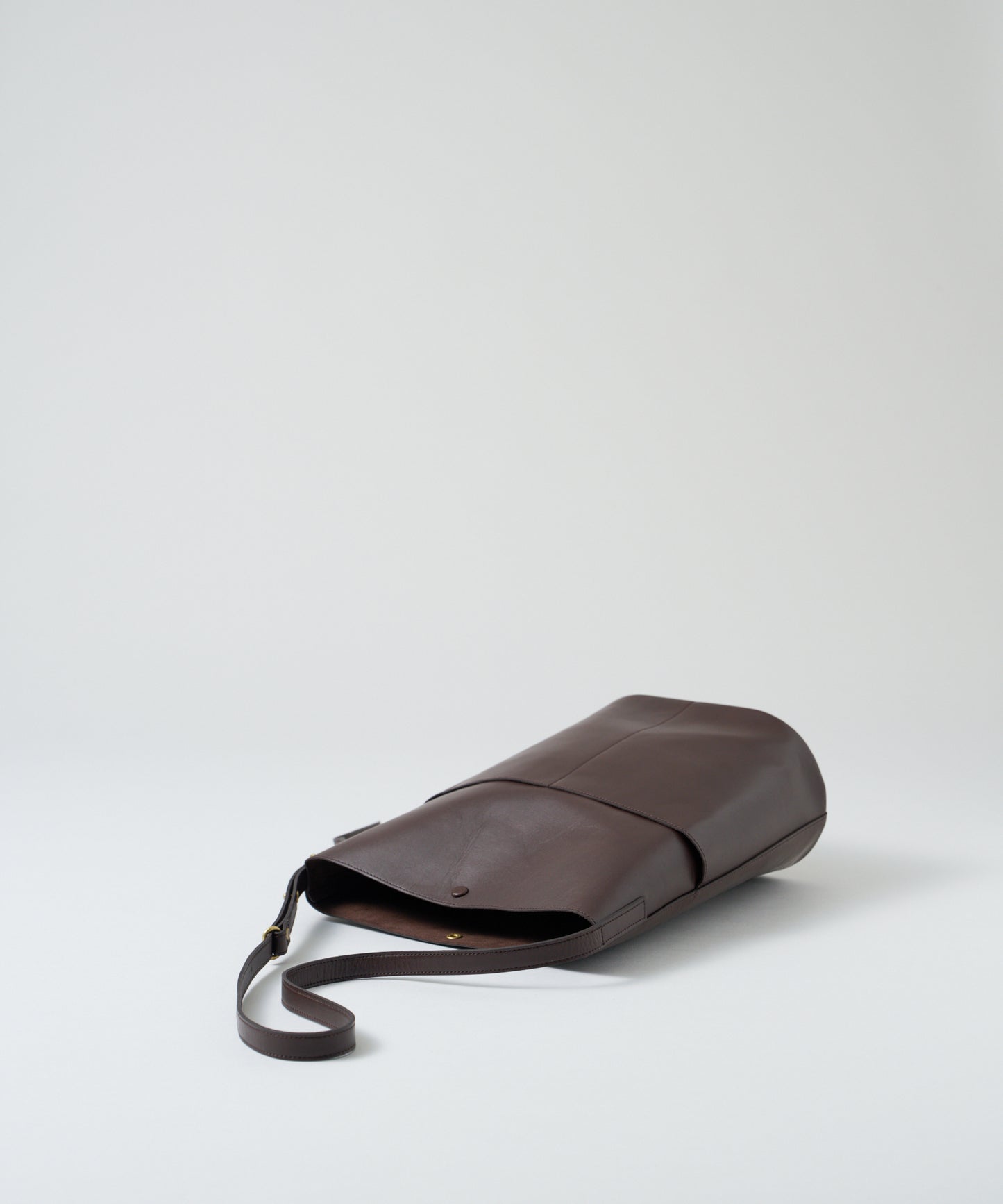 #45/ 光滑路径（苦棕色）/ 牛皮“APERTO”