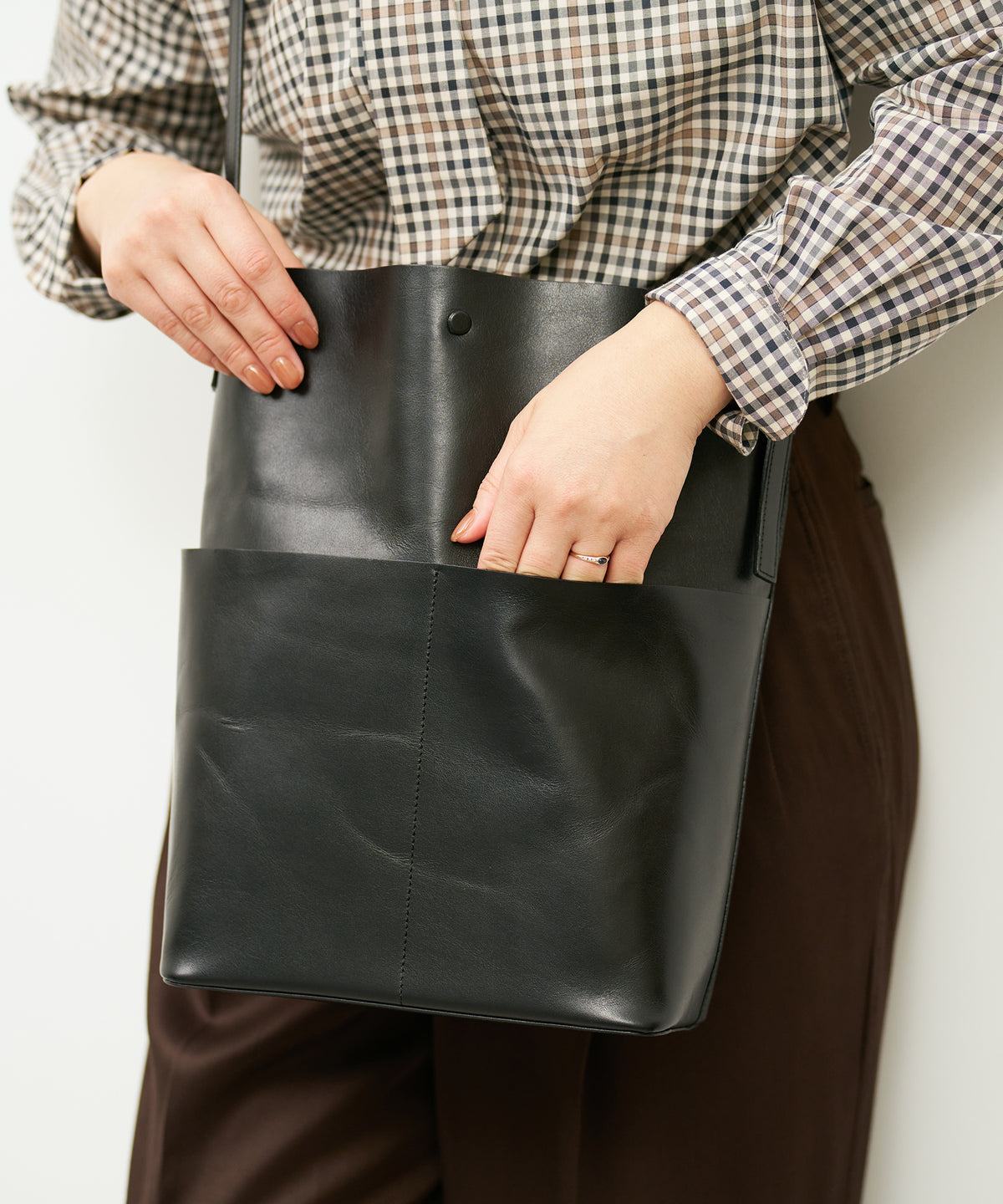 《Limited 5%》Sleek Path Cargo - Black / cowhide Aperto