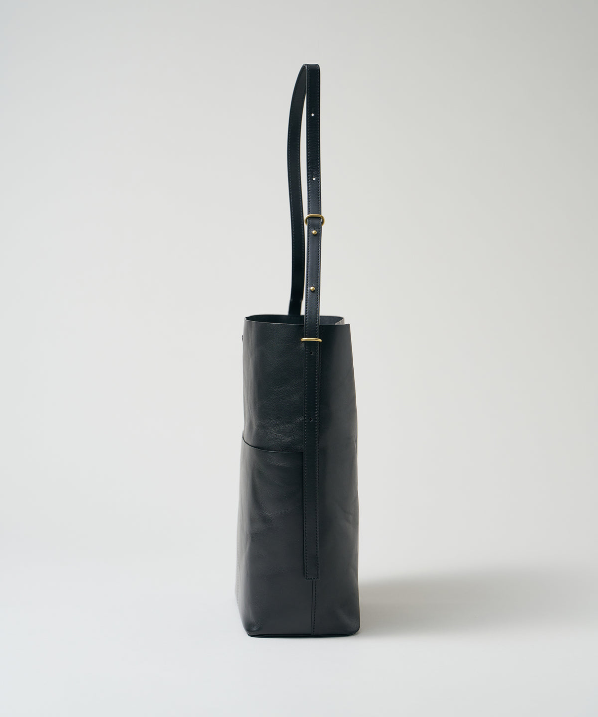《Limited 5%》Sleek Path Cargo - Black / cowhide Aperto