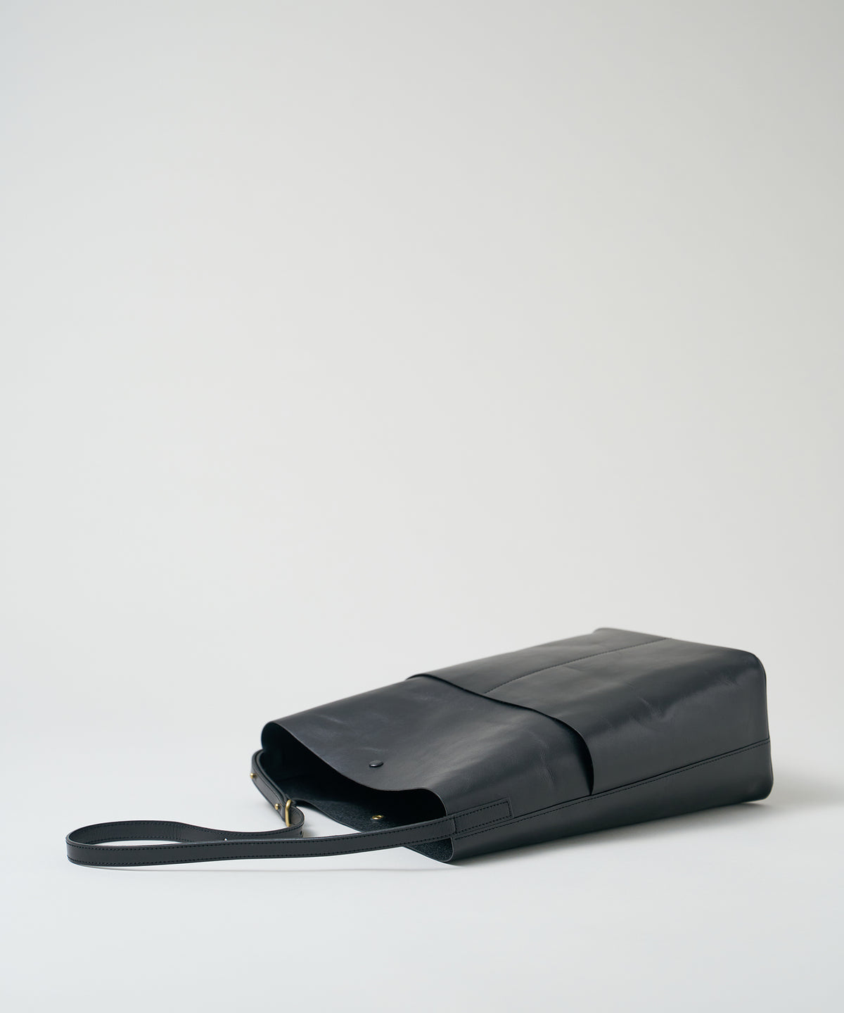 《Limited 5%》Sleek Path Cargo - Black / cowhide Aperto