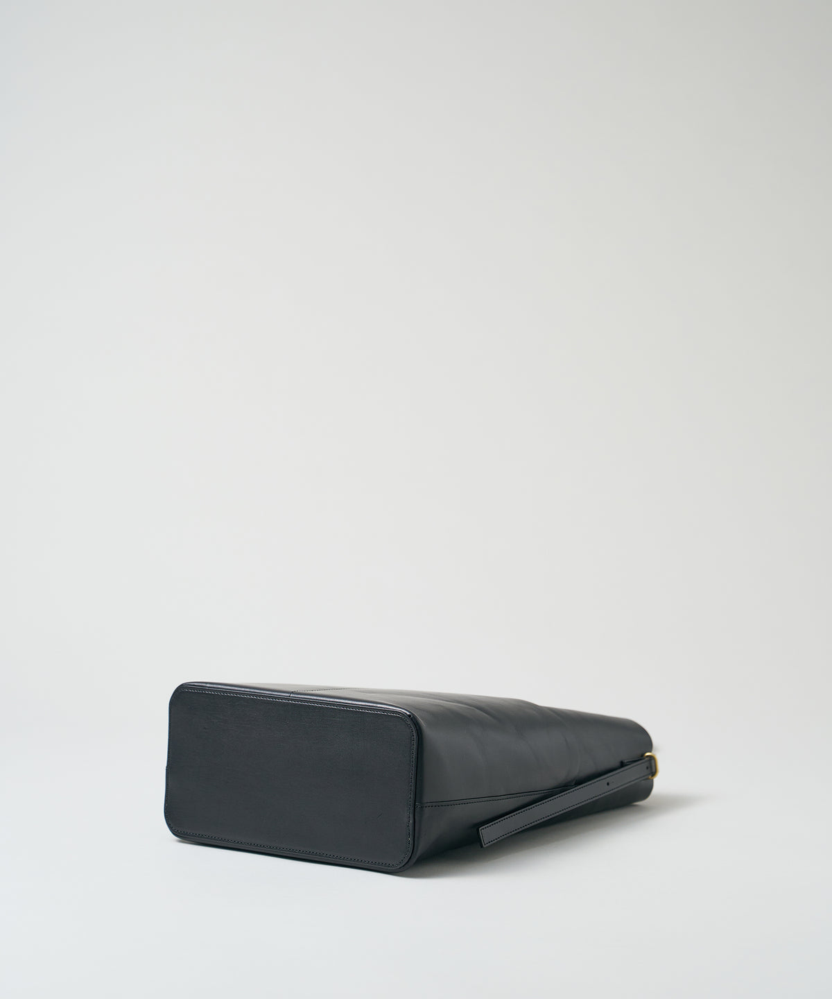 《Limited 5%》Sleek Path Cargo - Black / cowhide Aperto