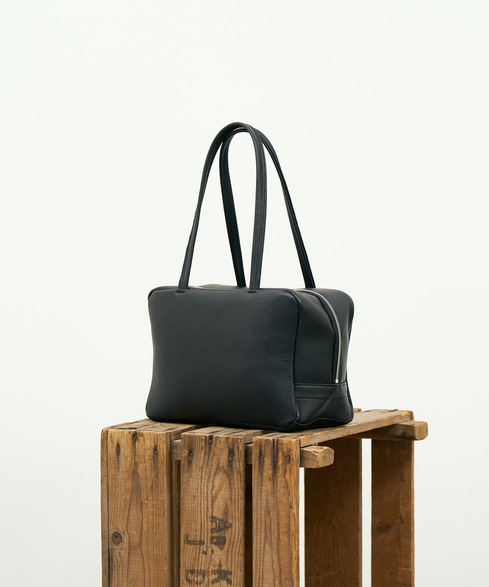 Leather Boston Bags by REN – Classic Shape, Premium Craftsmanship Leather Boston Bags by REN – Classic Shape, Premium Craftsmanship