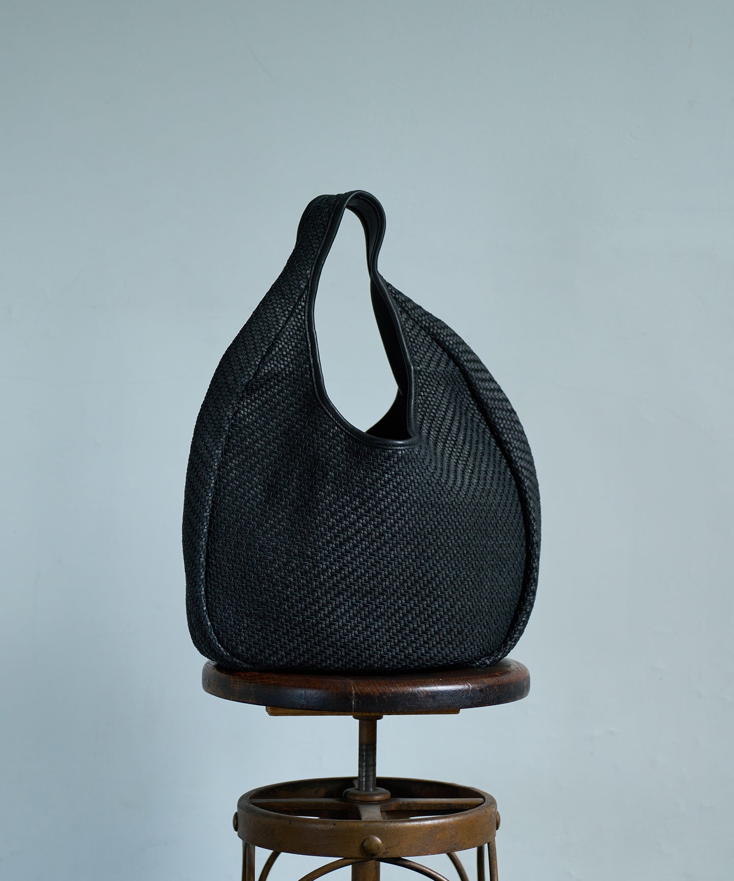 #60/ Circle Basket (black) / sheep skin "SHEEP MESH"