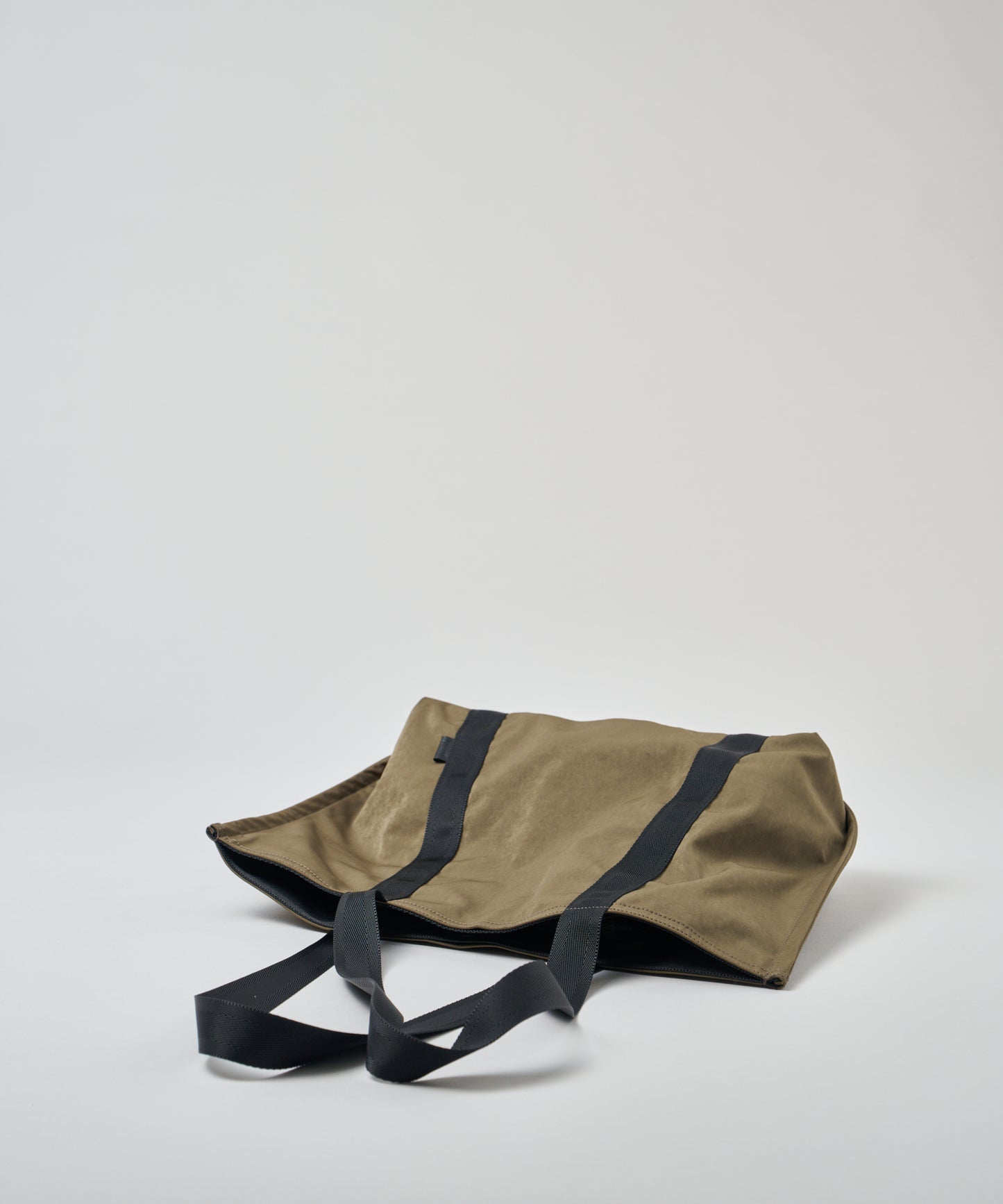 #89/ 皮帶托特包 (卡其色) / 高清尼龍