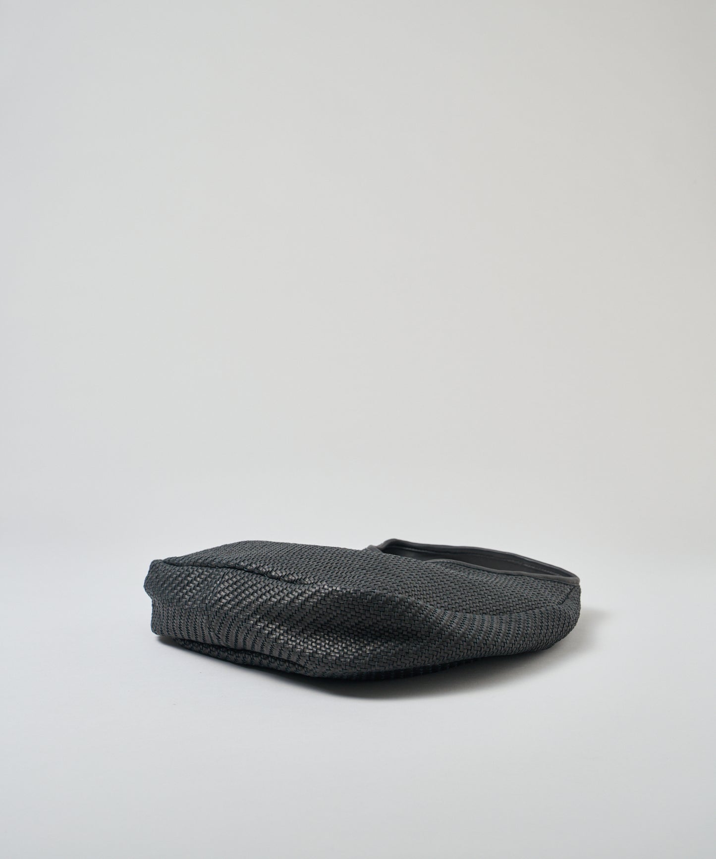 #60/ Circle Basket (black) / sheep skin "SHEEP MESH"