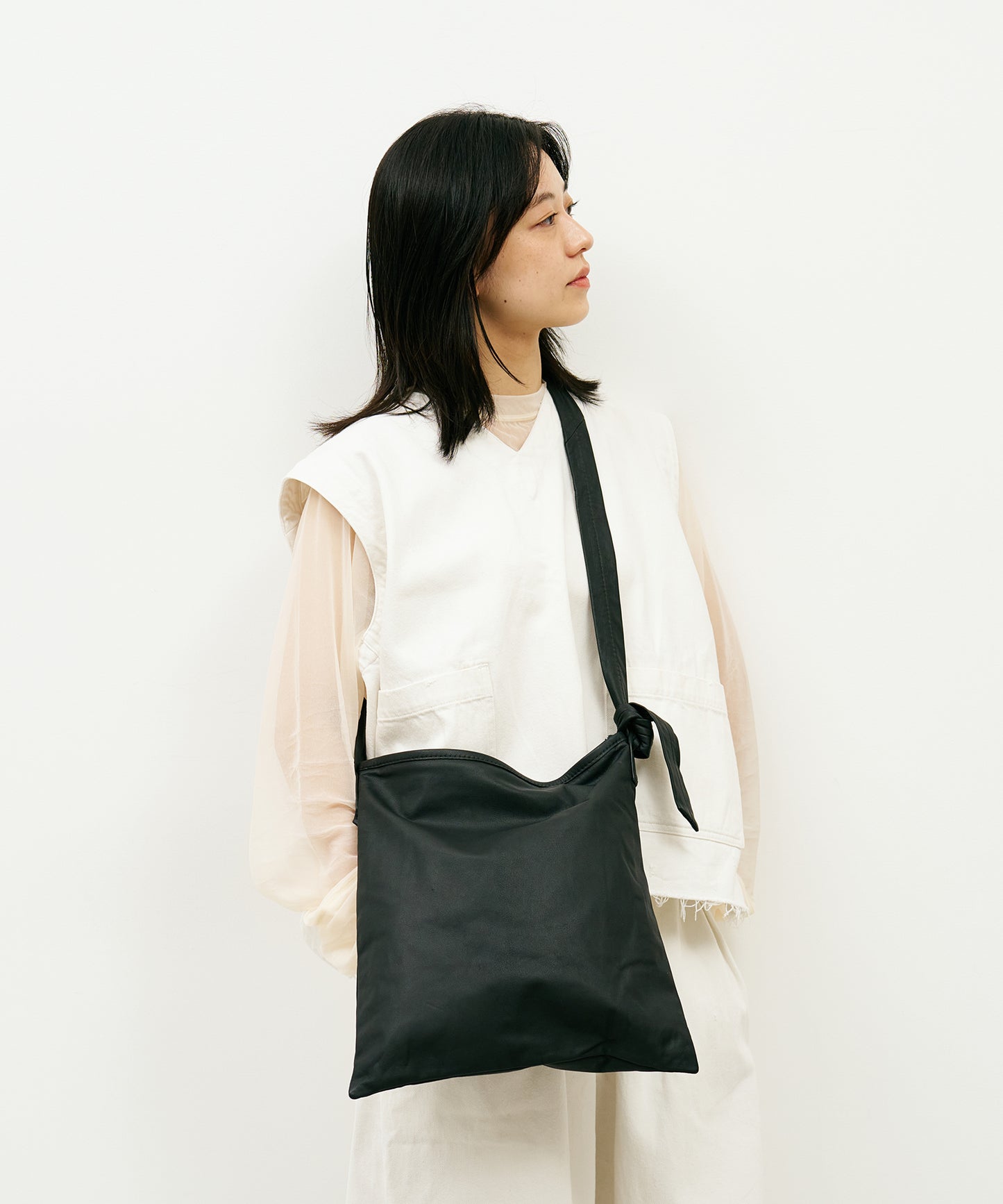 #11 / 方形單肩包 S（黑色）/ 山羊皮“BARE” 