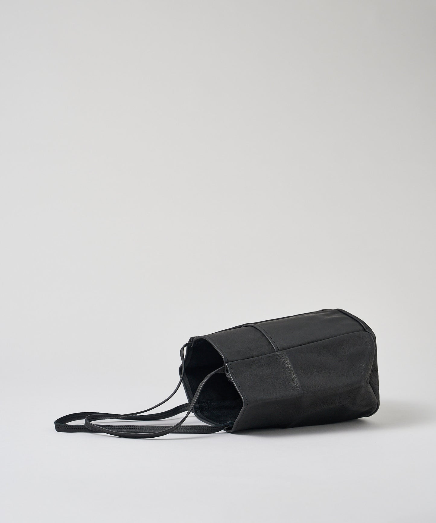 #30 / Bucket tote bag (black) / pigskin "HALLIE"