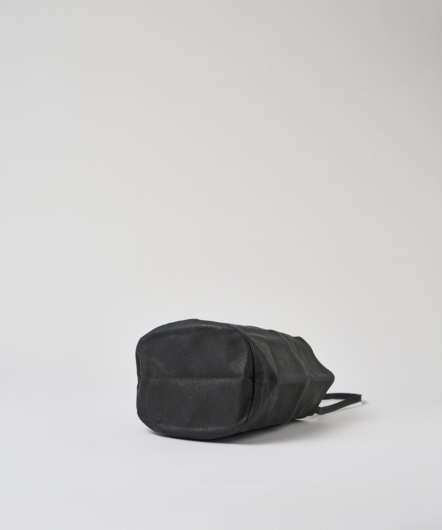 #30 / Bucket tote bag (black) / pigskin "HALLIE"