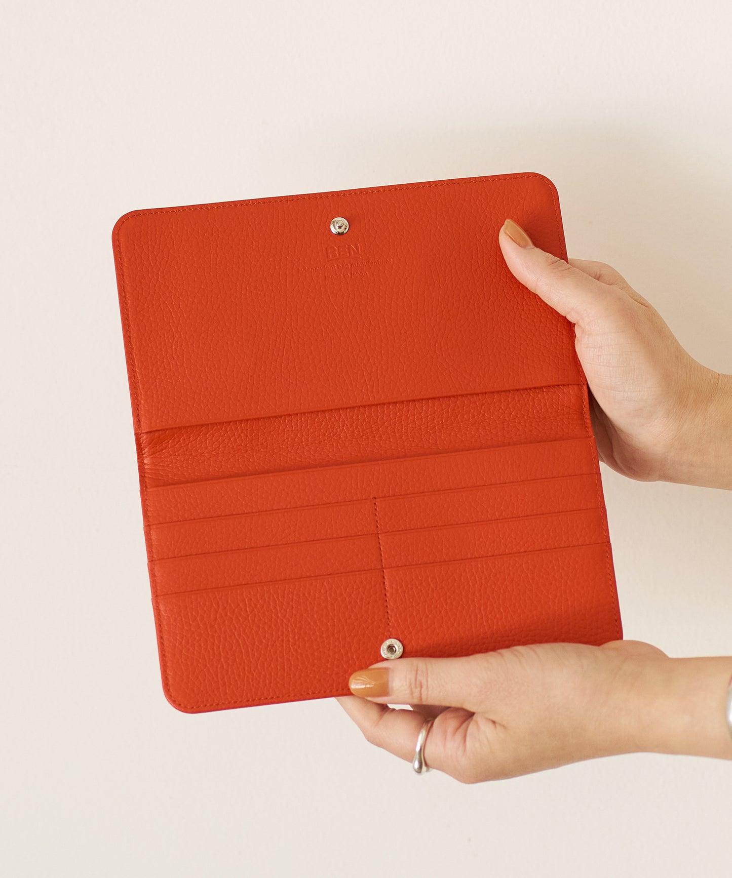 Transit plain - scarlet / cowhide EN