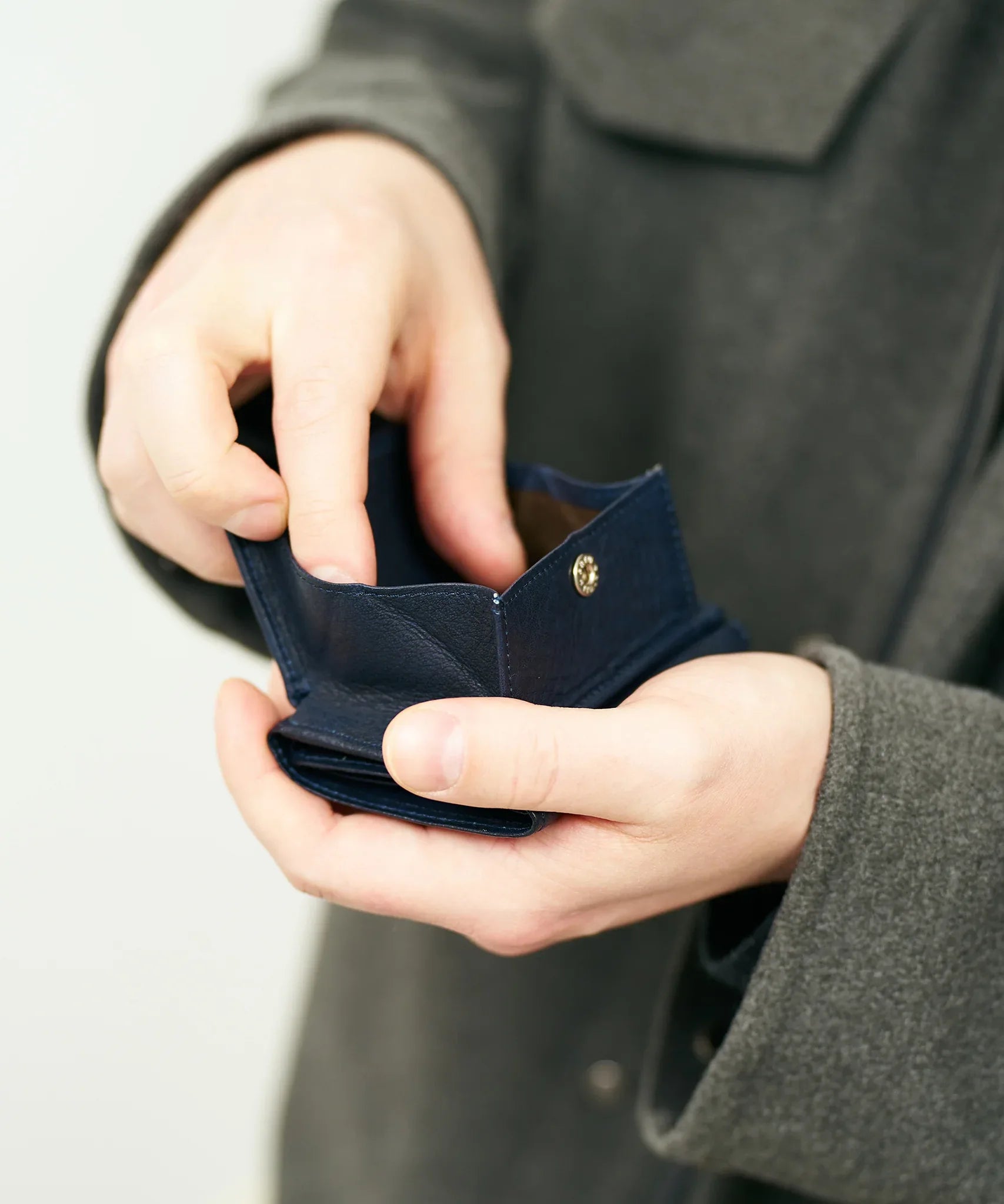 REN / Tokyo 】A buffalo leather wallet packed with functionality
