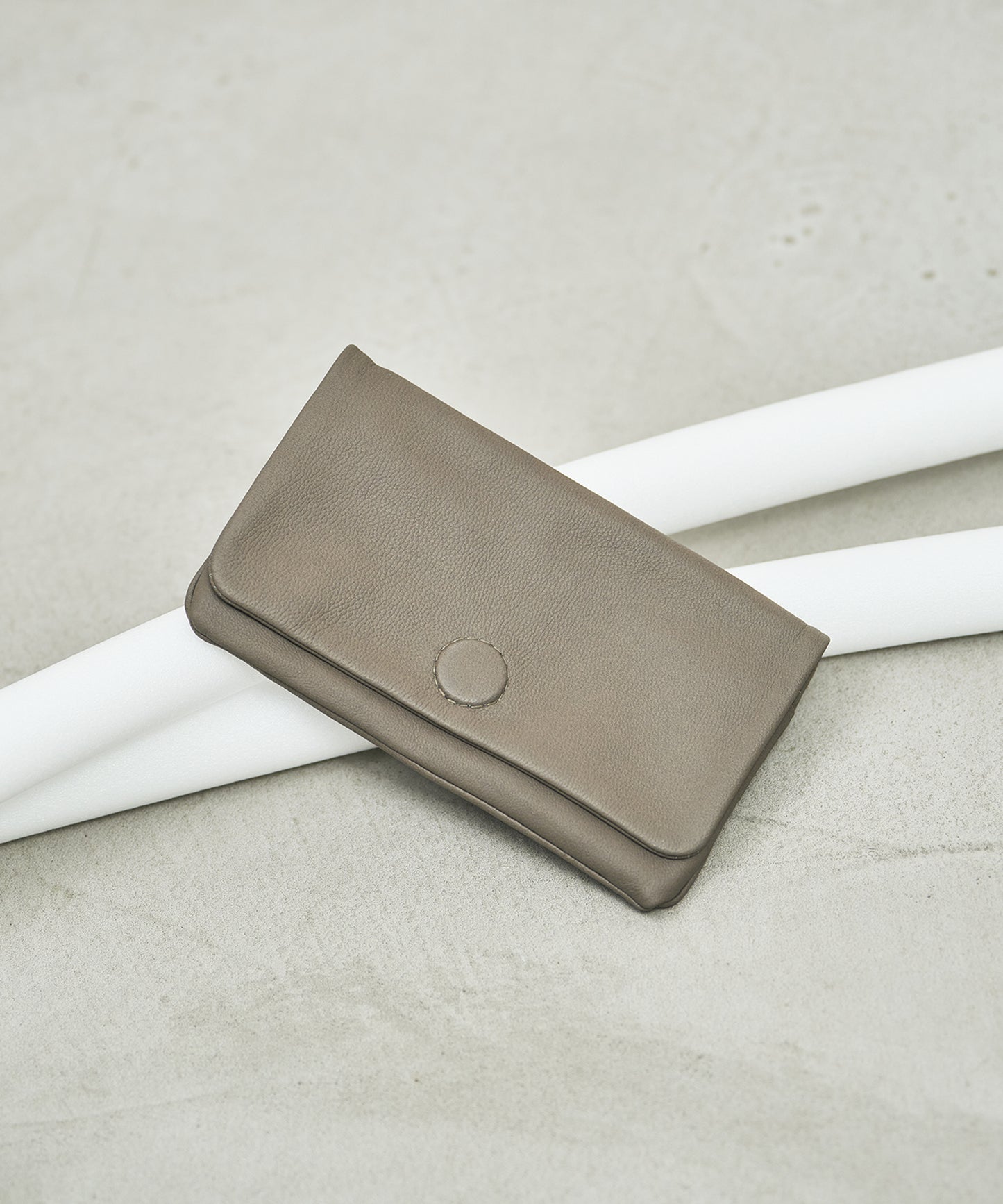 Flap Wallet - Greige / goatskin Bare