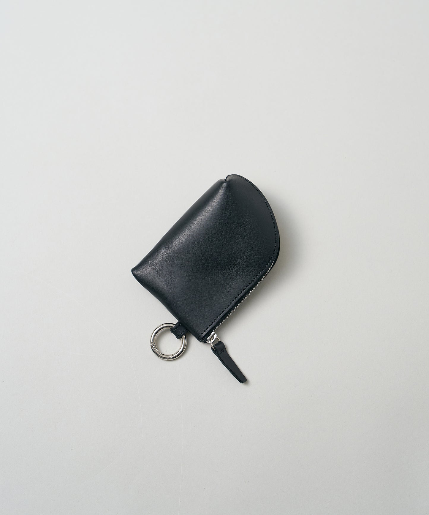 Pebble Pod -Black / cowhide Alabaster