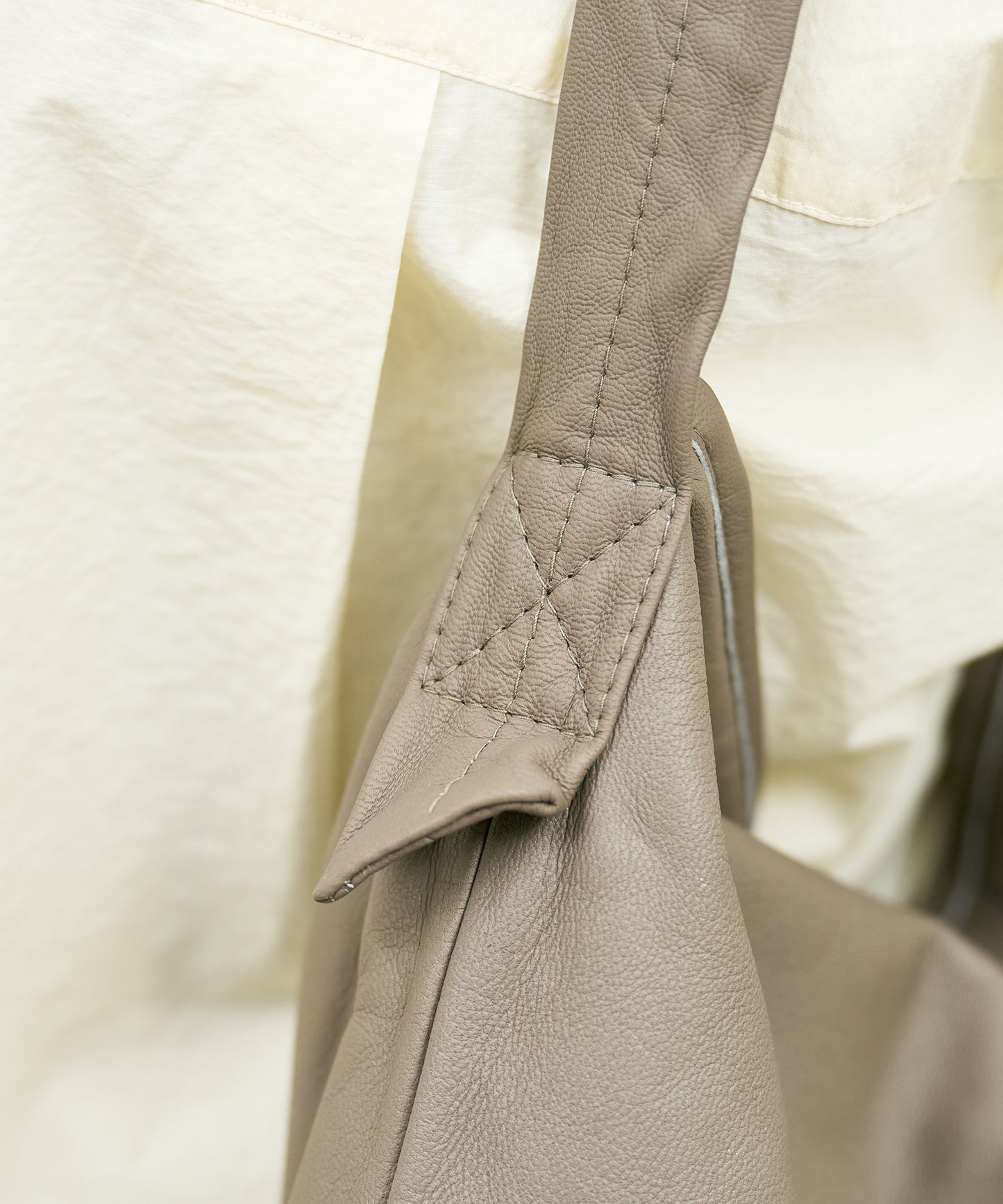 Zip square shoulder bag S - Greige / goatskin Bare