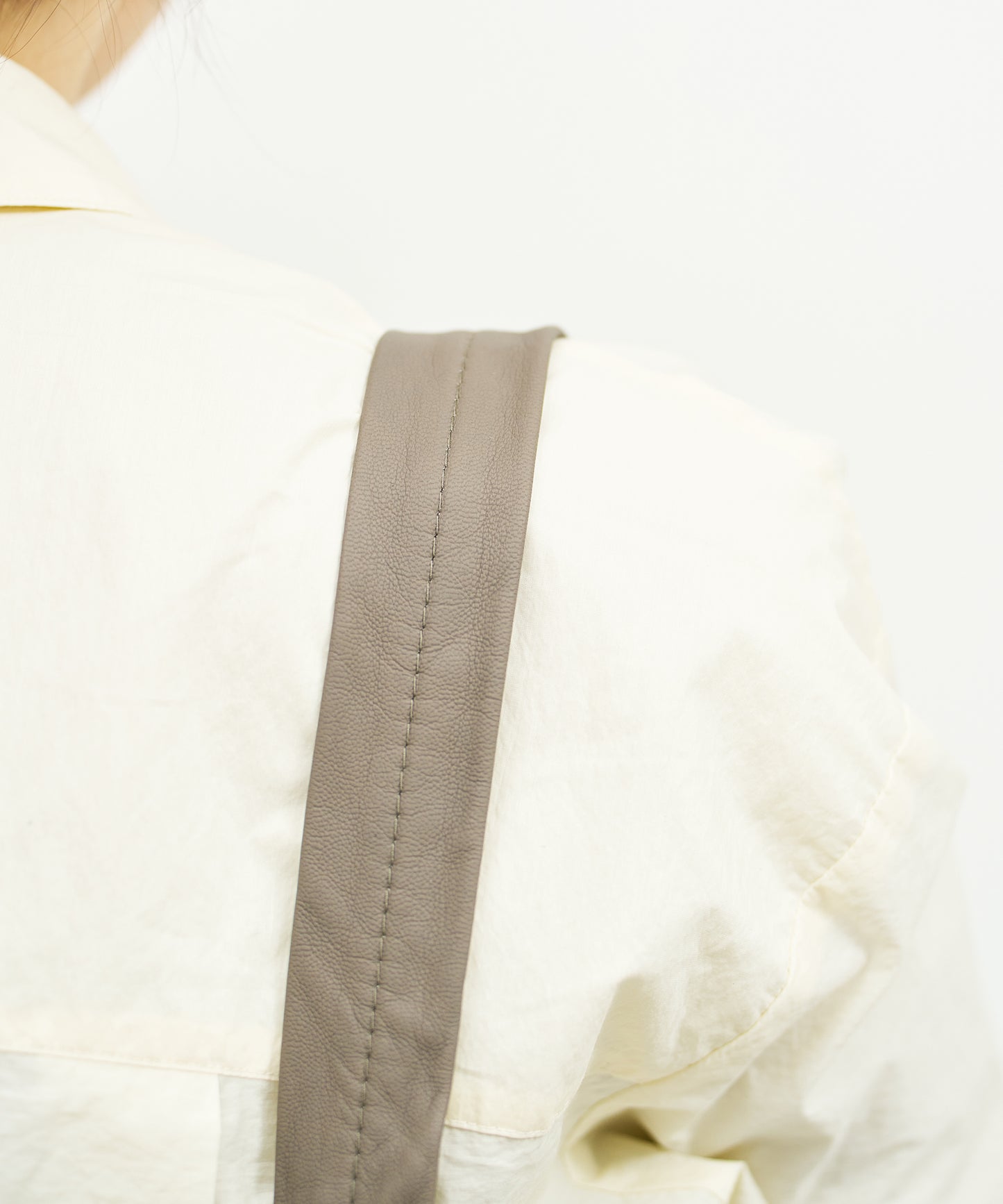 Zip square shoulder bag S - Greige / goatskin Bare