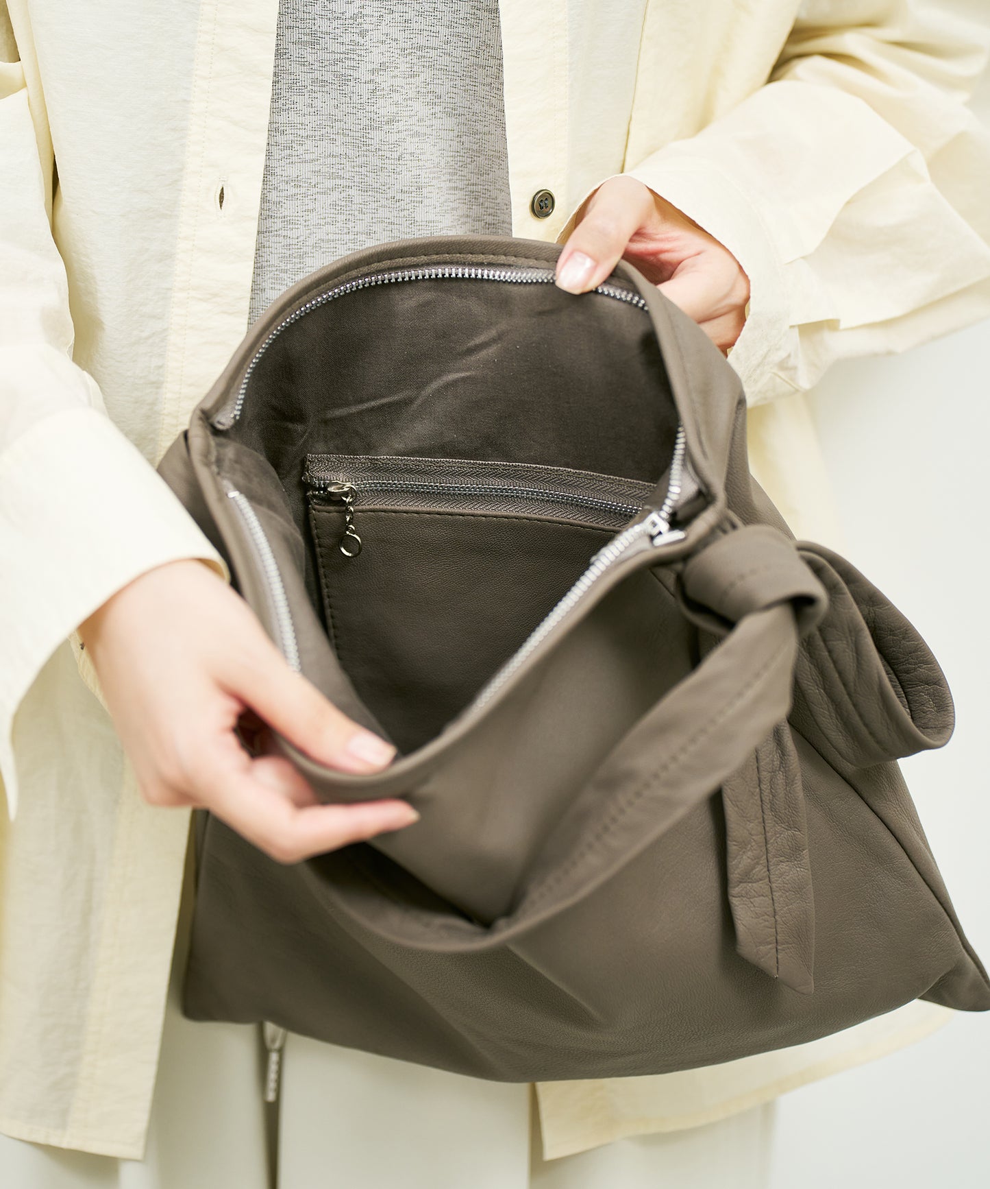 Zip square shoulder bag S - Greige / goatskin Bare