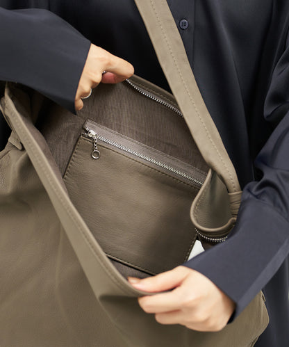 Zip square shoulder M - Greige / goatskin Bare