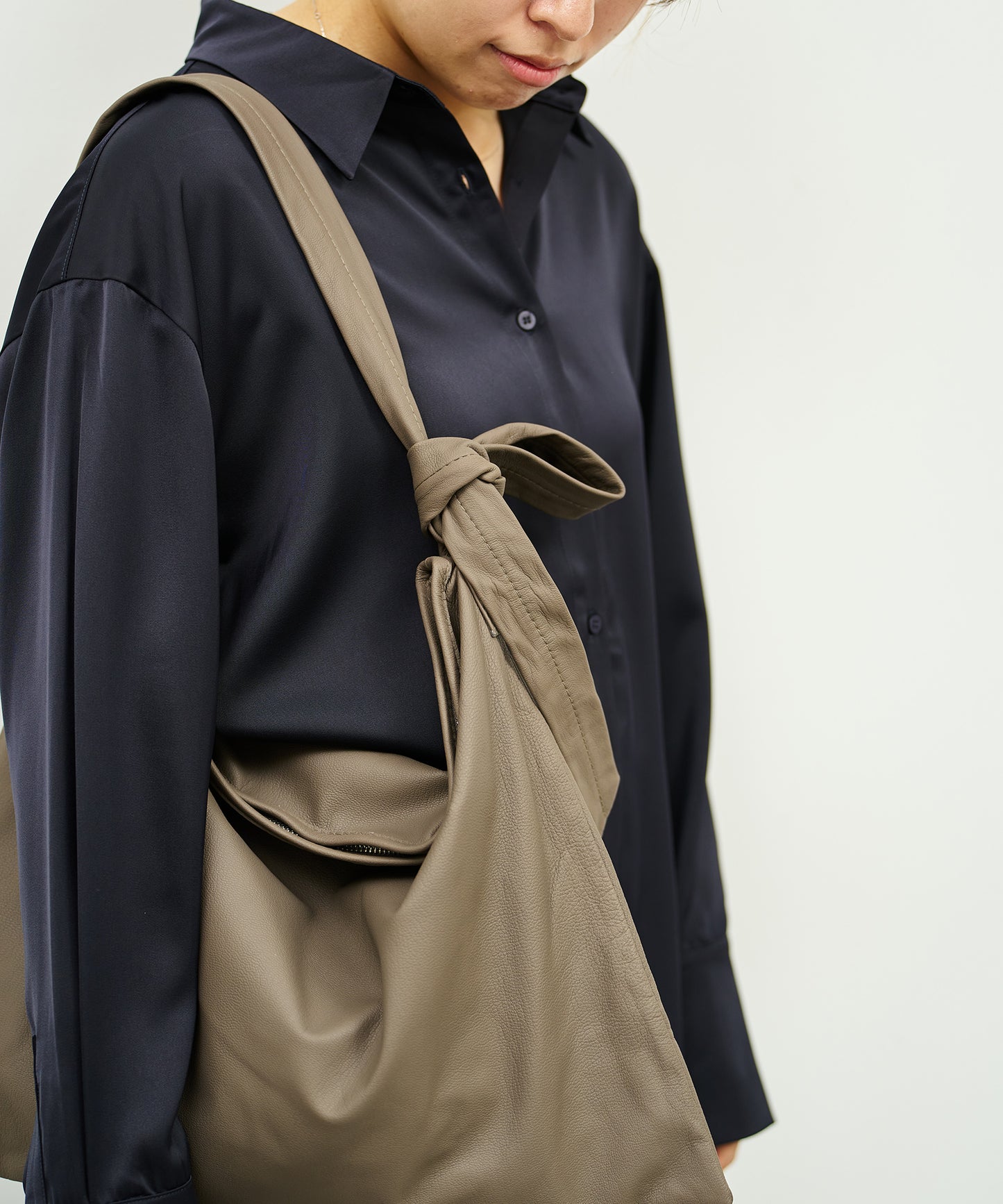 Zip square shoulder M - Greige / goatskin Bare