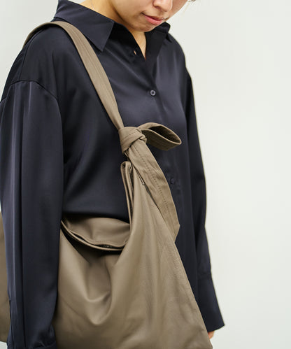 Zip square shoulder M - Greige / goatskin Bare