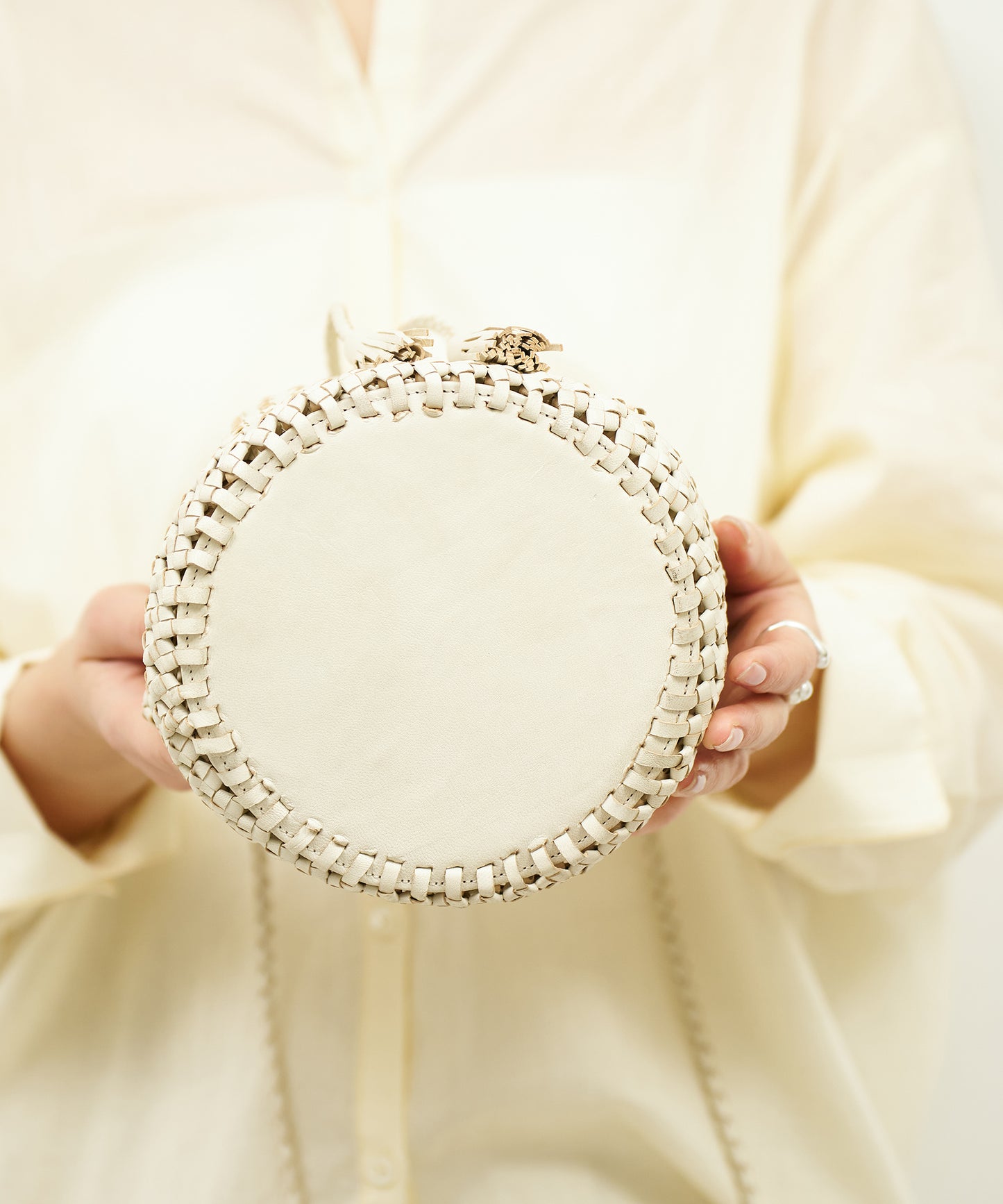 #16/ Tassel bottle shoulder (oatmeal) / goatskin "GOAT MESH "