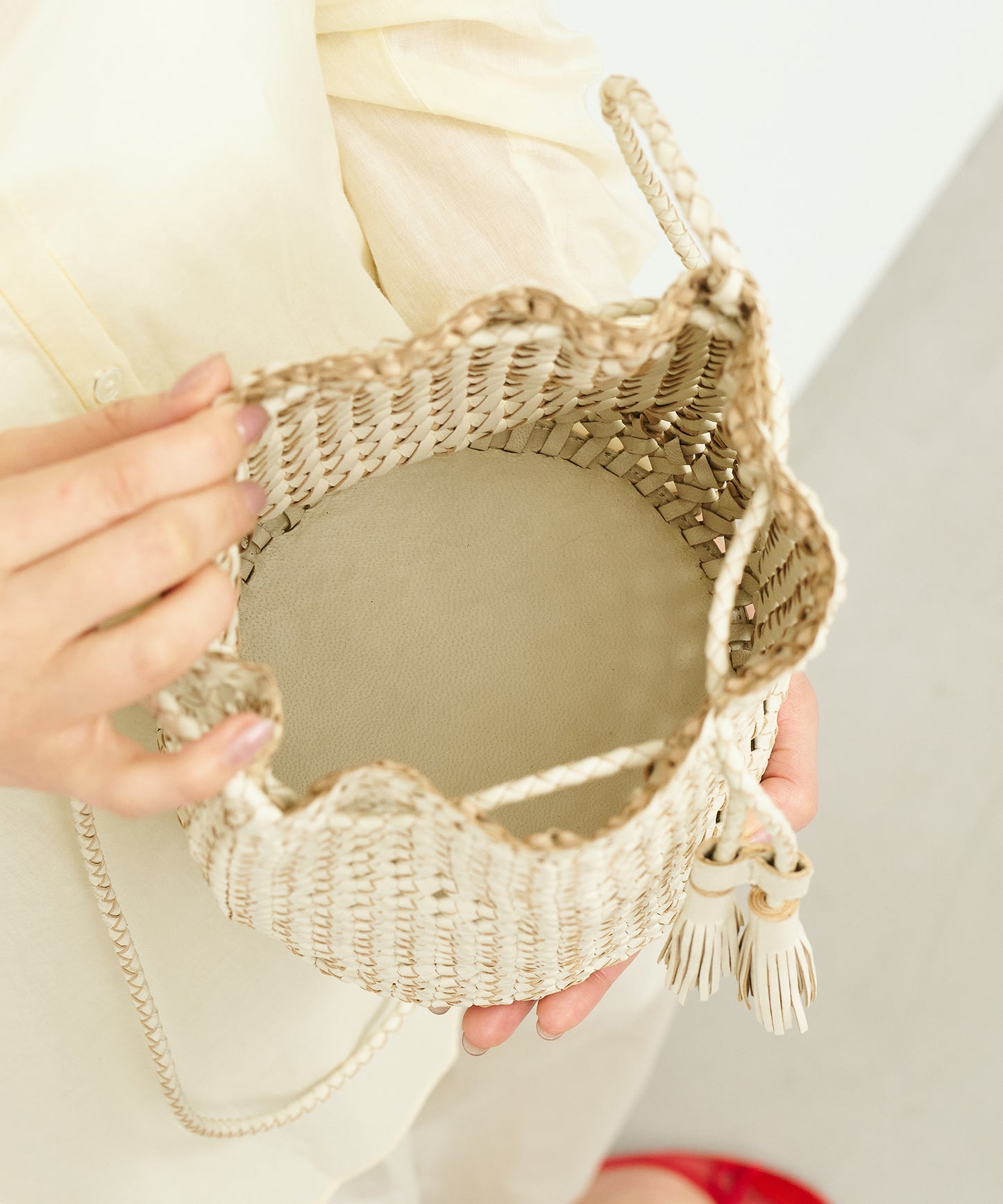 #16/ Tassel bottle shoulder (oatmeal) / goatskin "GOAT MESH "