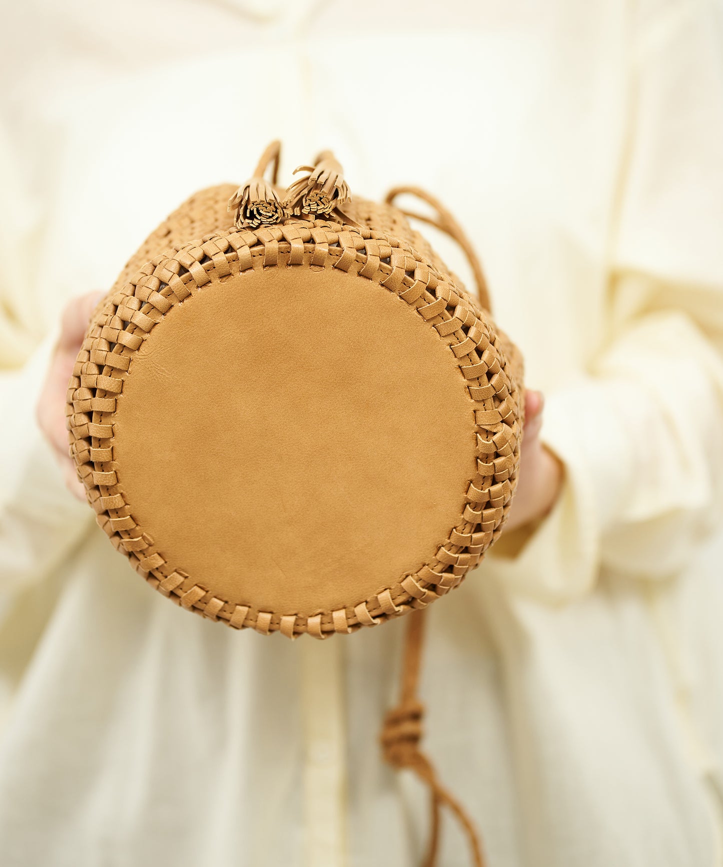 #16/ Tassel bottle shoulder (camel) / goatskin "GOAT MESH "