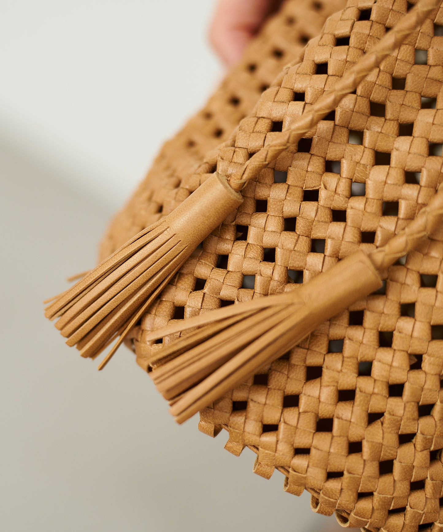 #16/ Tassel bottle shoulder (camel) / goatskin "GOAT MESH "