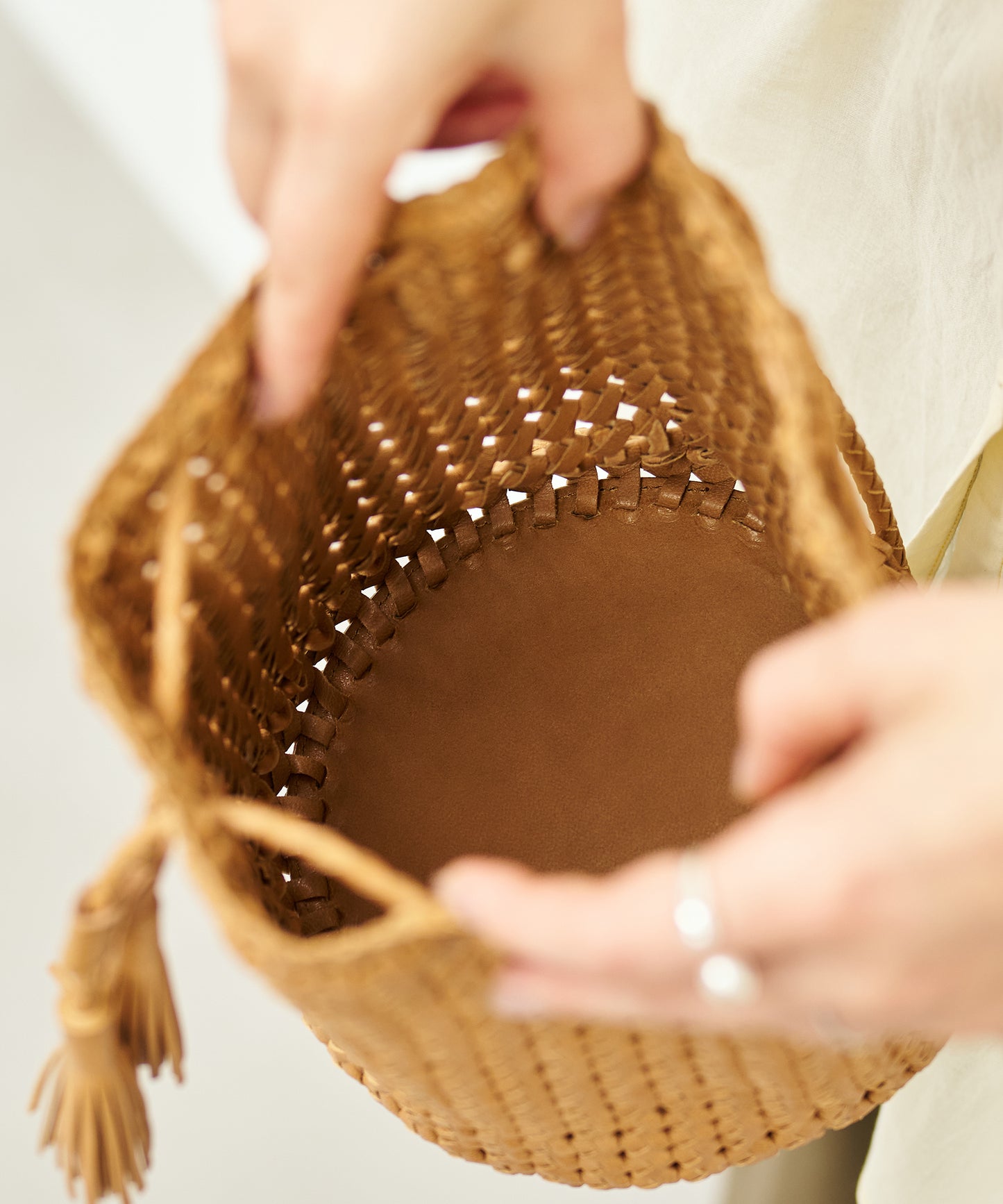 #16/ Tassel bottle shoulder (camel) / goatskin "GOAT MESH "