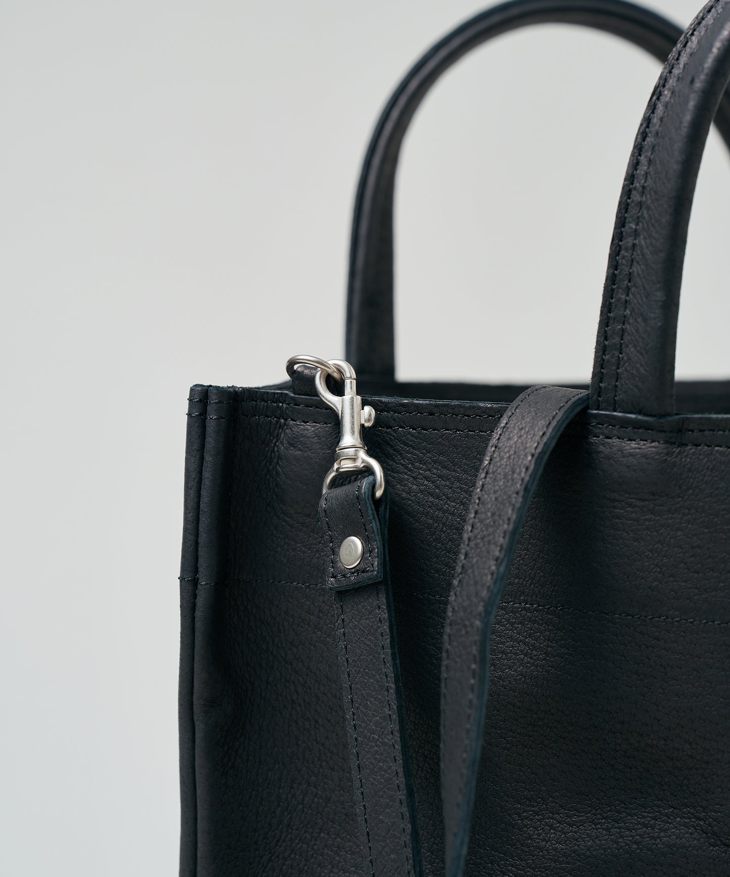 #30/ Lunch bag S_carry light (black) / pigskin "HALLIE"