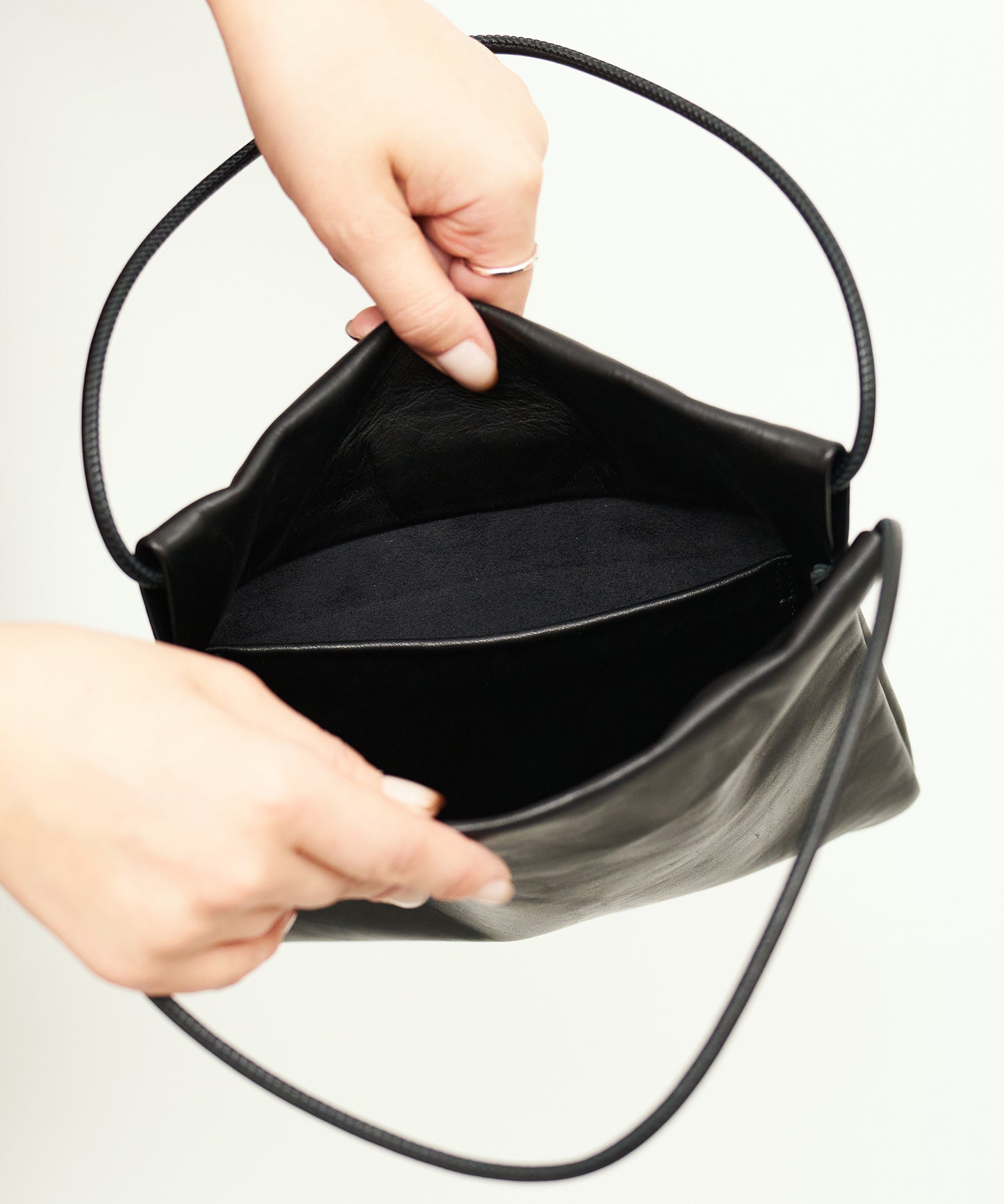 #45/ Float mini tote (黑色) / 牛皮 "APERTO" 