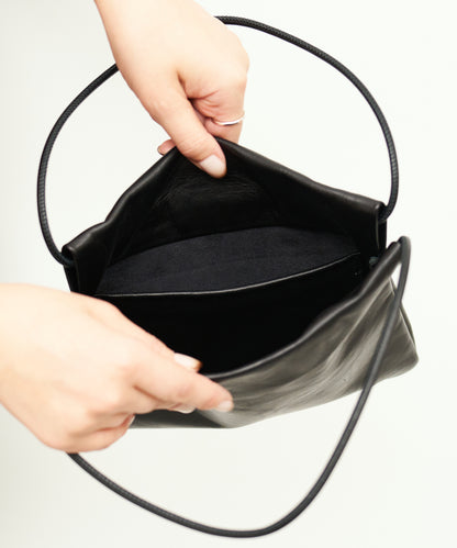 #45/ Float mini tote (黑色) / 牛皮 "APERTO" 