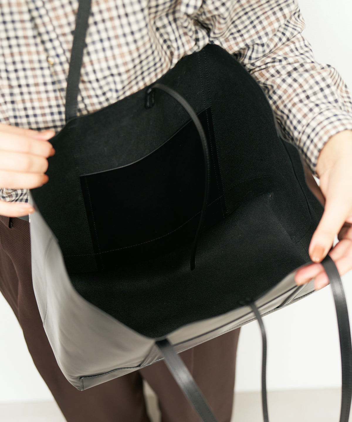 《Limited 5%》Trim Tote - Black / cowhide Aperto
