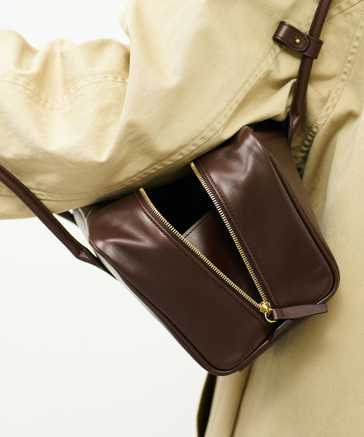 《Limited 5%》Contour Boston S - Bitter brown / cowhide Aperto