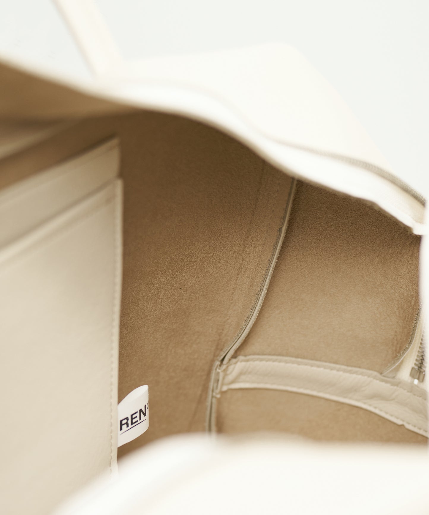 EOS / #52 / 方形行李袋 XS / 牛皮“VALENCIA”