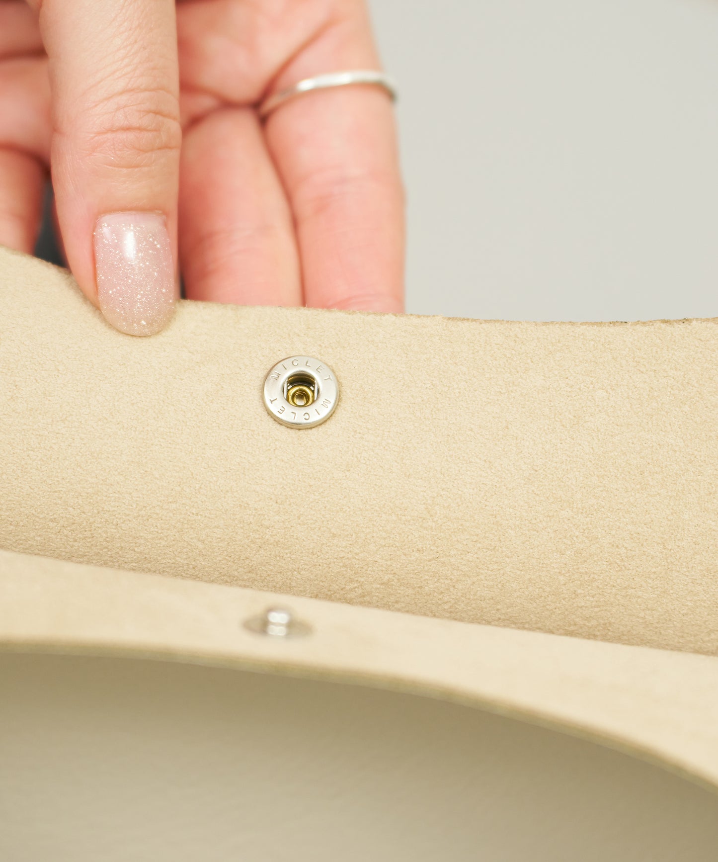 EOS / #52 / 圓形手提包 / 牛皮“VALENCIA”