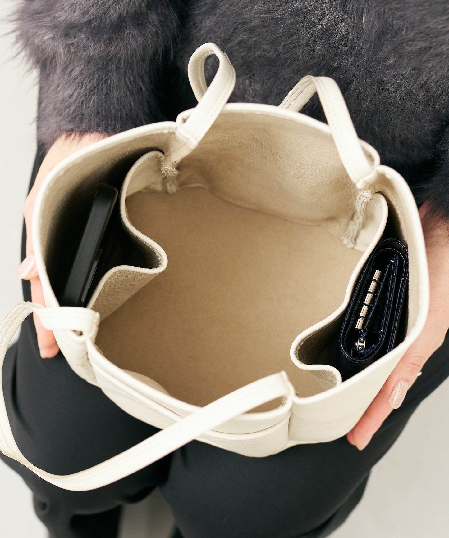 EOS / #52 / 圓形手提包 / 牛皮“VALENCIA”