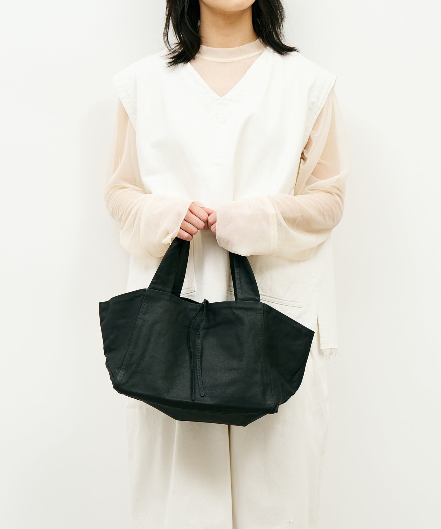 #11/ Dachs 手提包 S（黑色）/ 山羊皮“BARE”