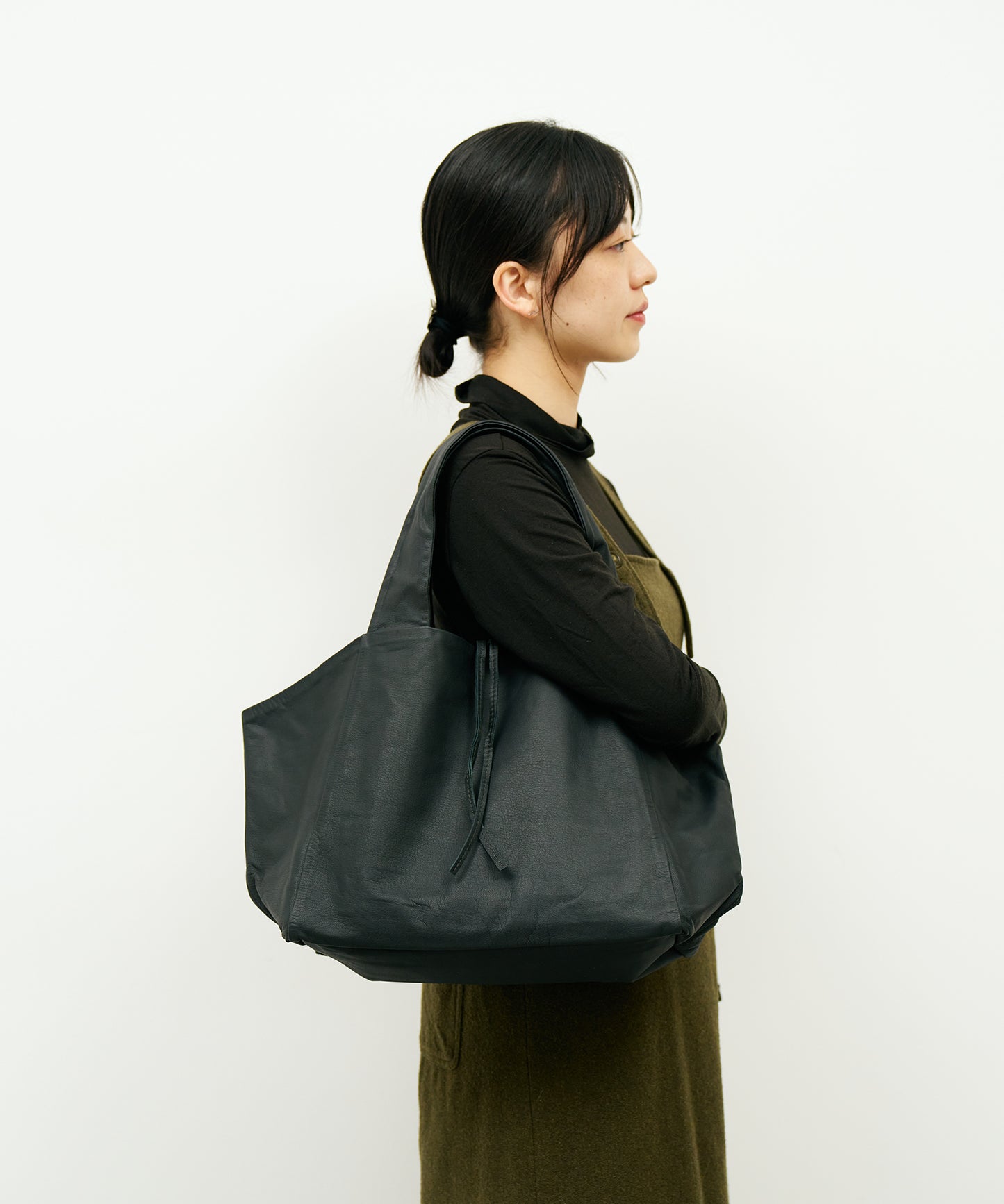 #11/ Dachs 手提包 M（黑色）/ 山羊皮“BARE”