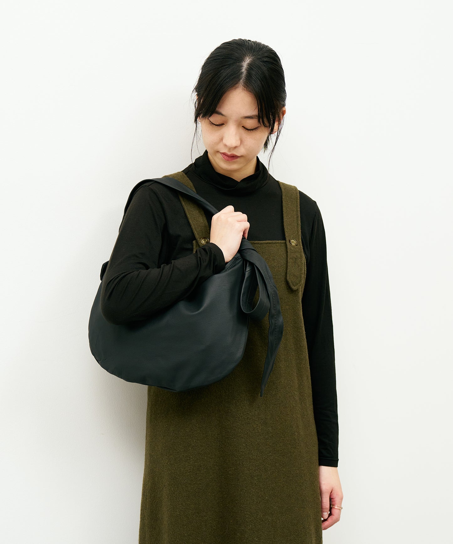 #11/ Circle shoulder bag S (black) / goatskin "BARE"