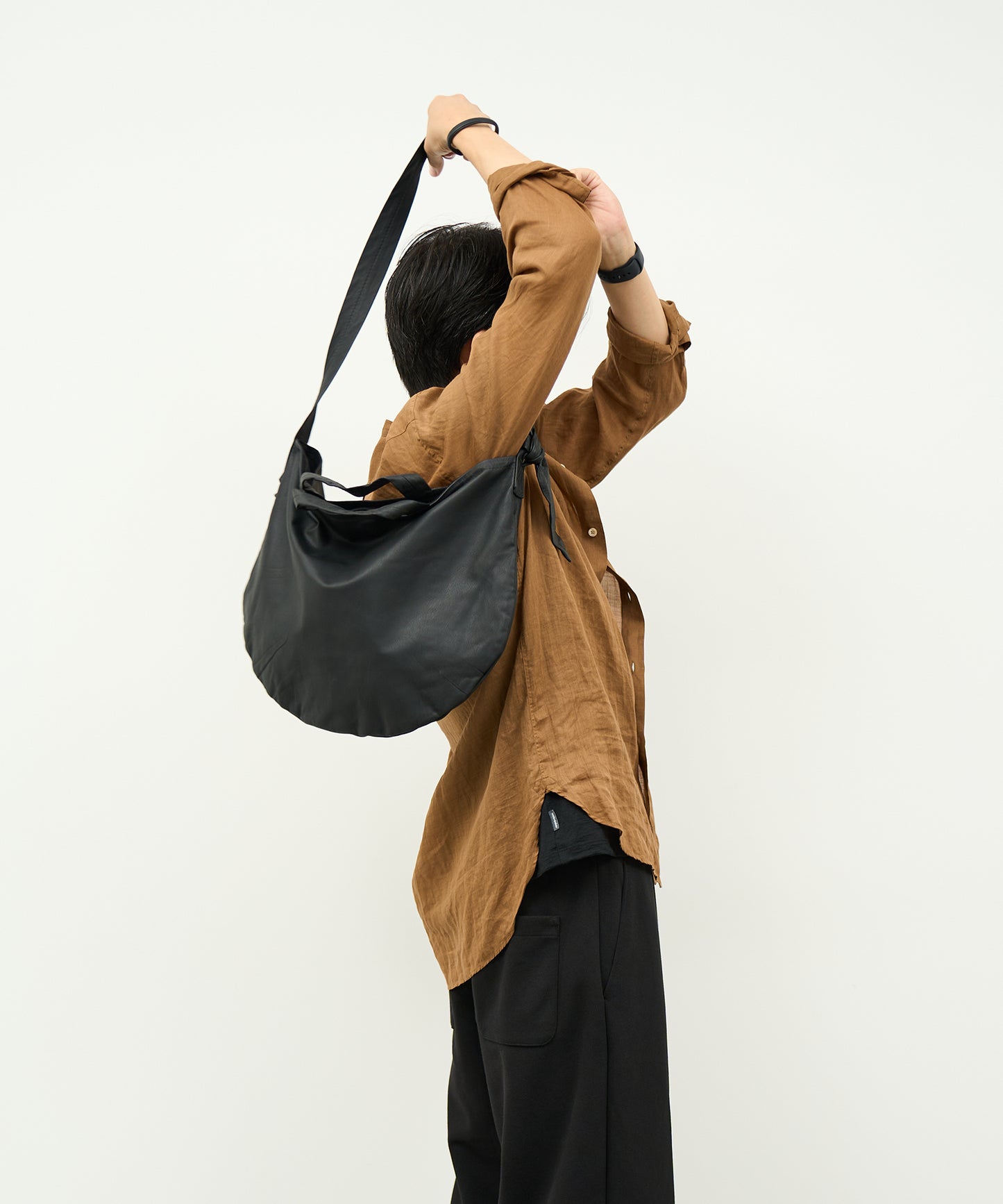 #11 / Circle shoulder bag (black) / goatskin "BARE"