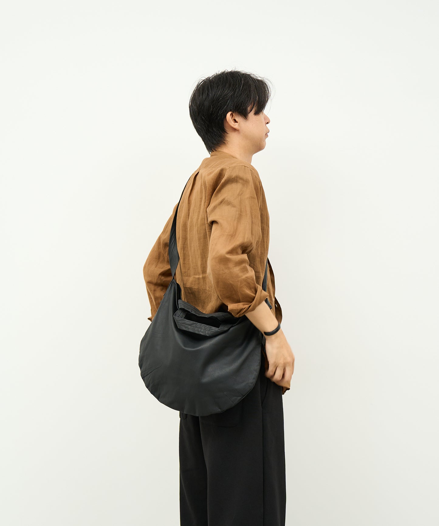 #11 / Circle shoulder bag (black) / goatskin "BARE"