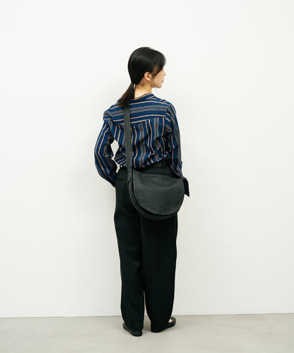 #11/ 圓形翻蓋單肩包 (黑色) / 山羊皮“BARE”