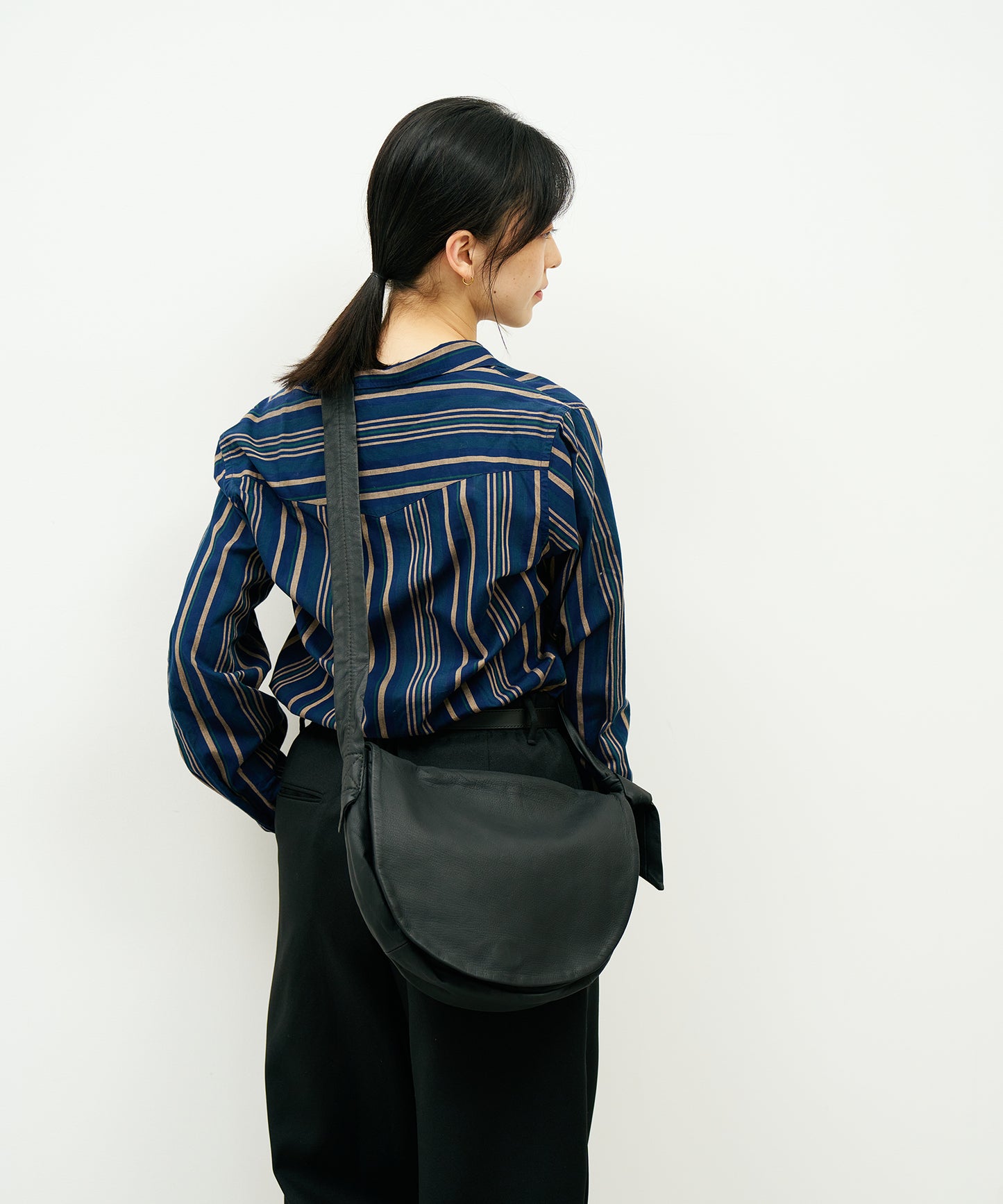 #11/ 圓形翻蓋單肩包 (黑色) / 山羊皮“BARE”