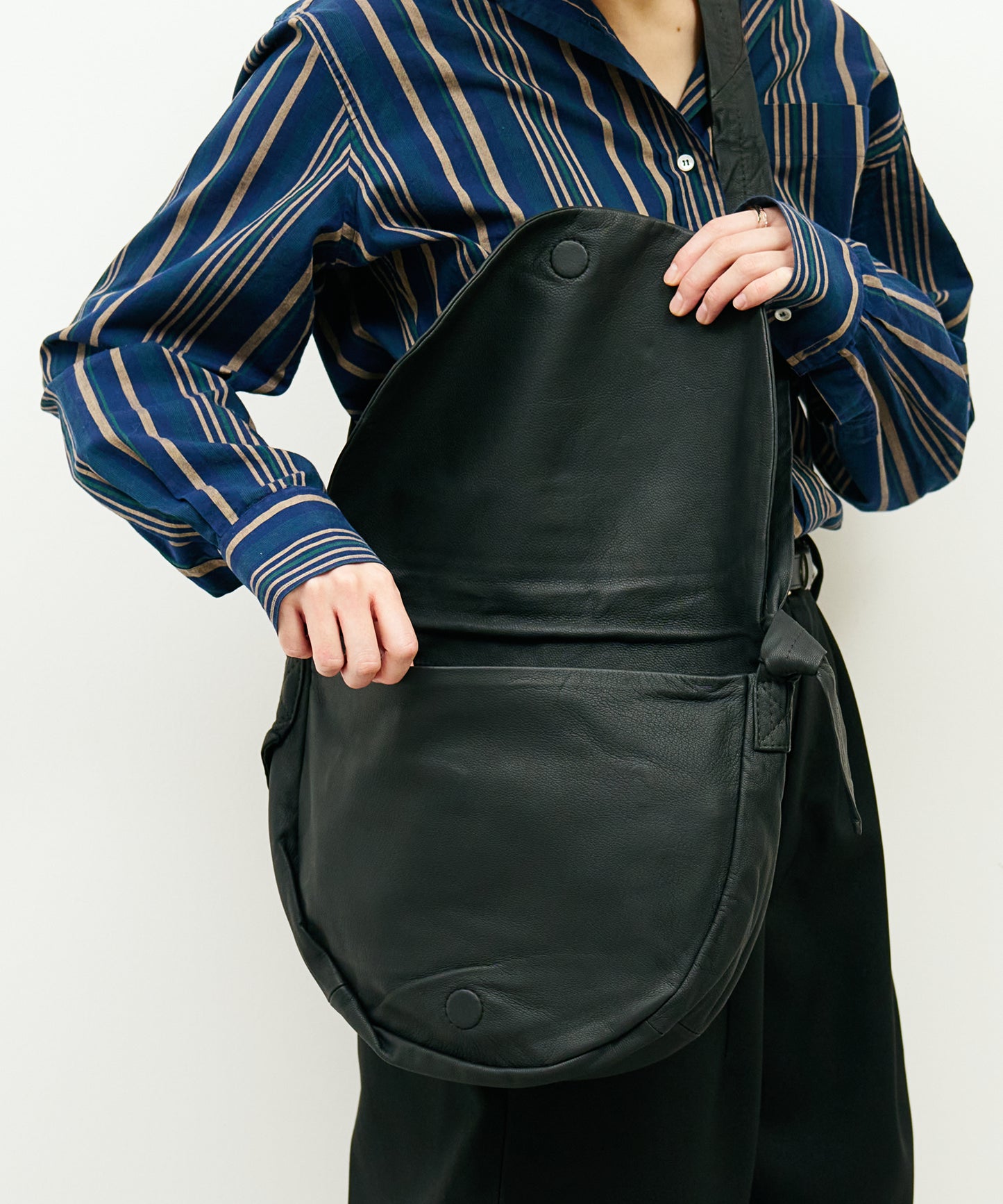 #11/ 圓形翻蓋單肩包 (黑色) / 山羊皮“BARE”