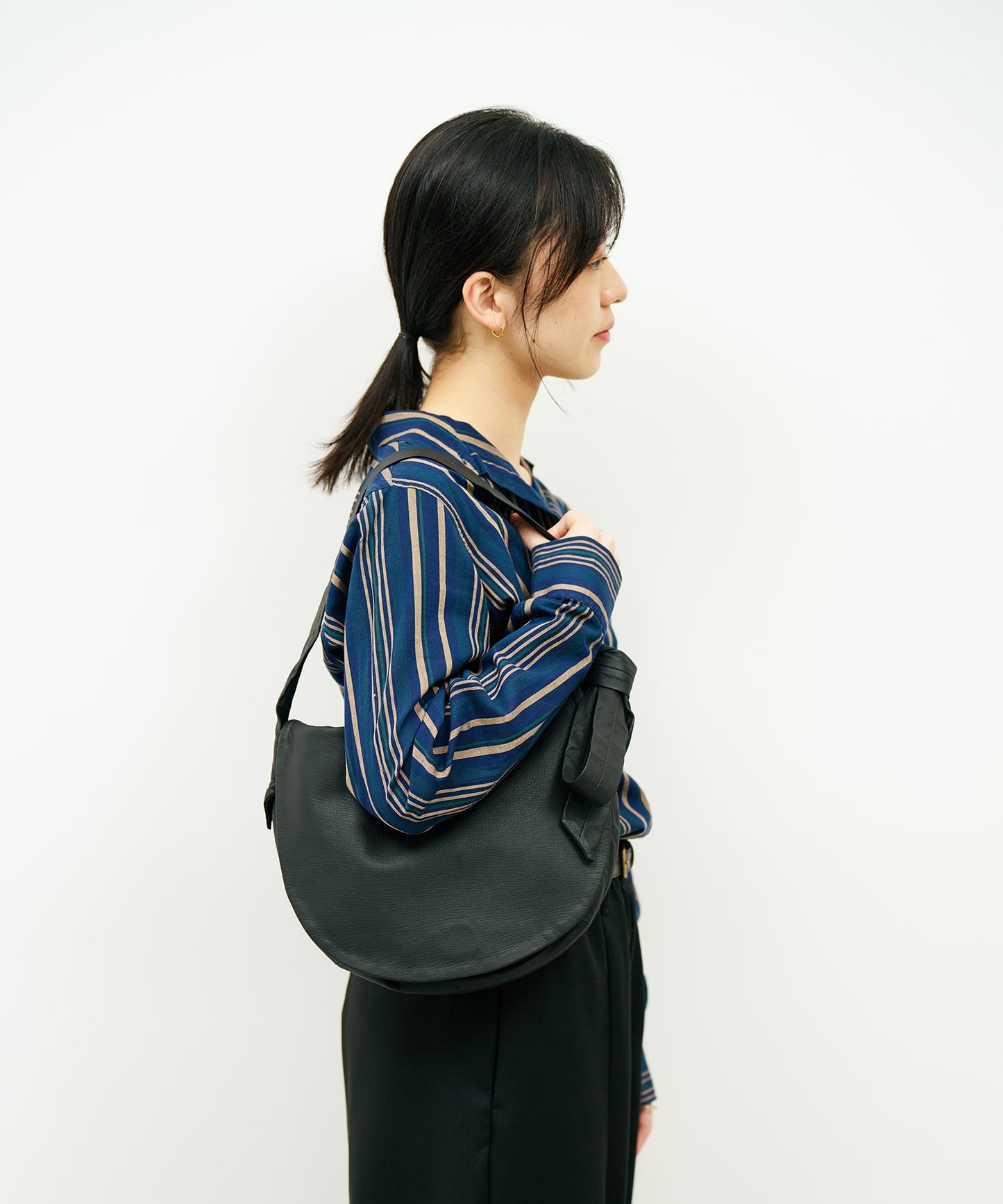 #11/ 圓形翻蓋單肩包 (黑色) / 山羊皮“BARE”