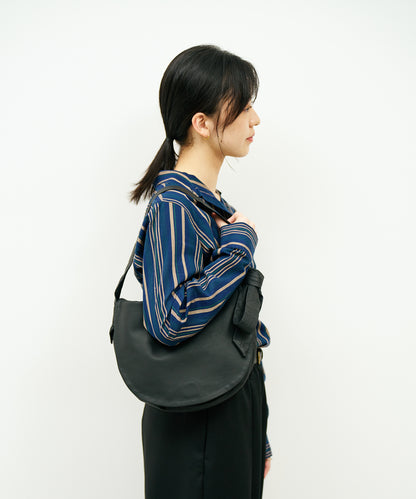 #11/ 圓形翻蓋單肩包 (黑色) / 山羊皮“BARE”