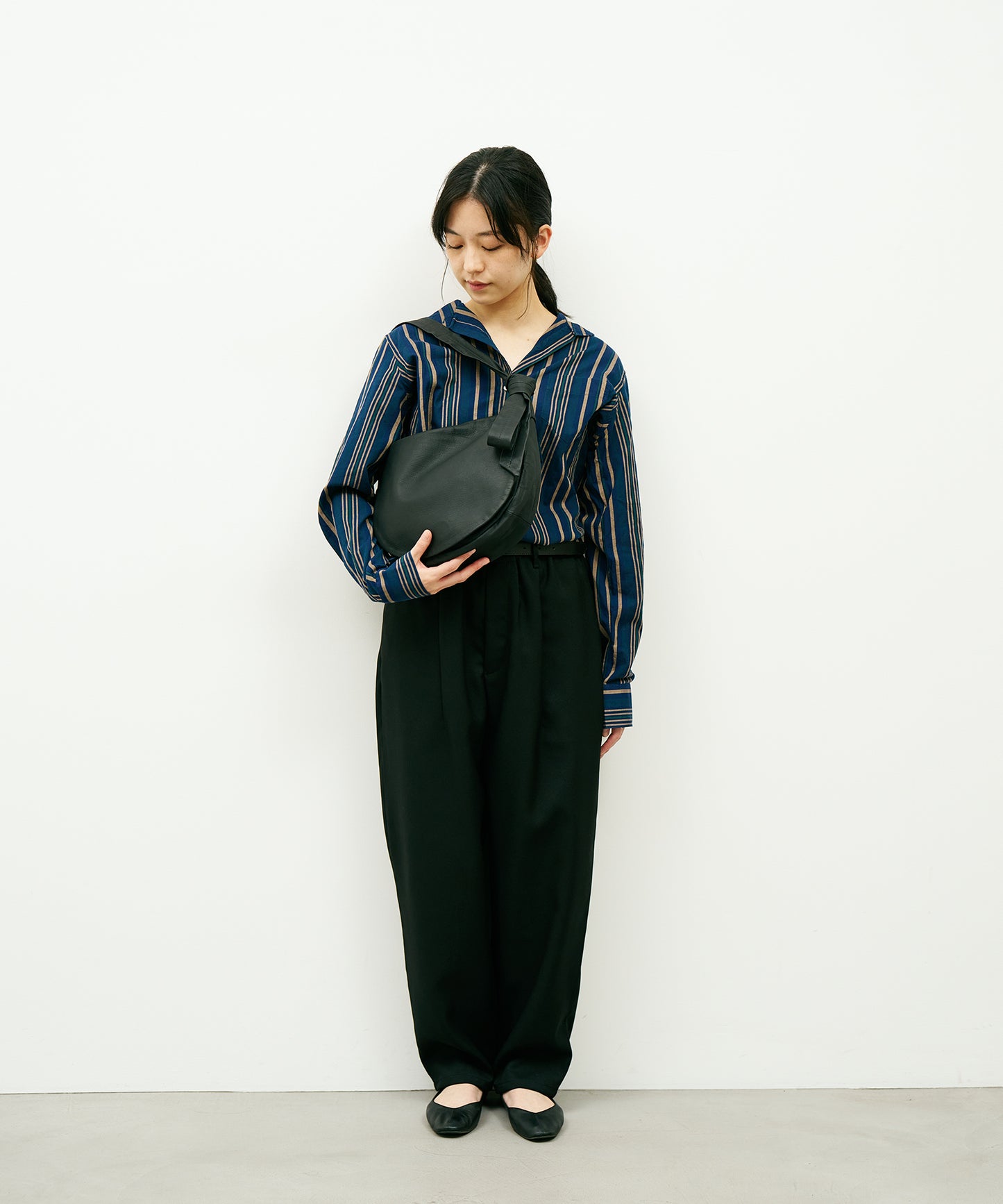 #11/ 圓形翻蓋單肩包 (黑色) / 山羊皮“BARE”