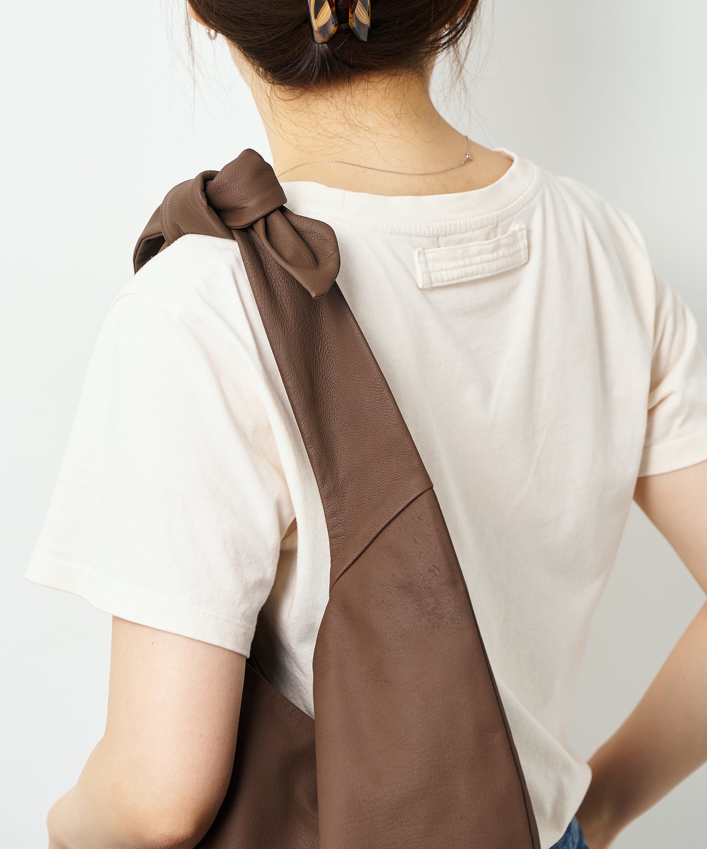 #11/ 圆肩单品（深棕色）/ 山羊皮 "BARE"